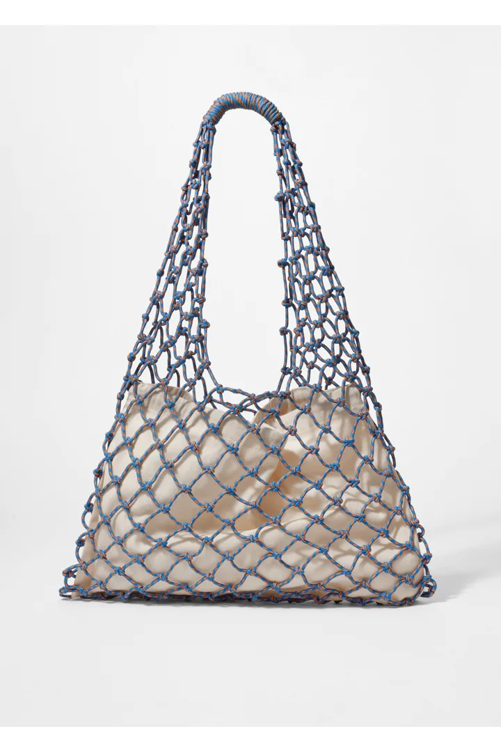 앤아더스토리즈 피시넷 코드 토트 백의 스카이 블루컬러 Product입니다.