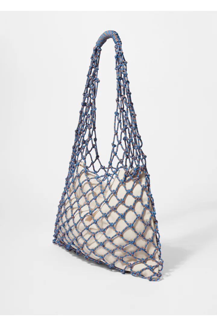 앤아더스토리즈 피시넷 코드 토트 백의 스카이 블루컬러 Product입니다.