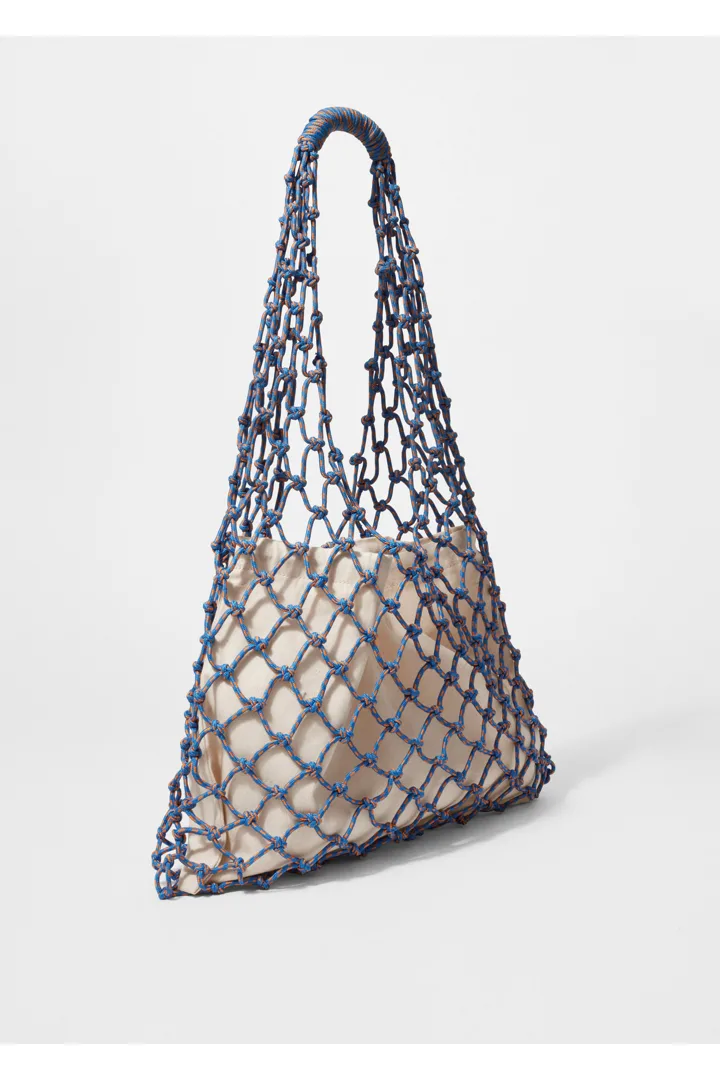 앤아더스토리즈 피시넷 코드 토트 백의 스카이 블루컬러 Detail입니다.