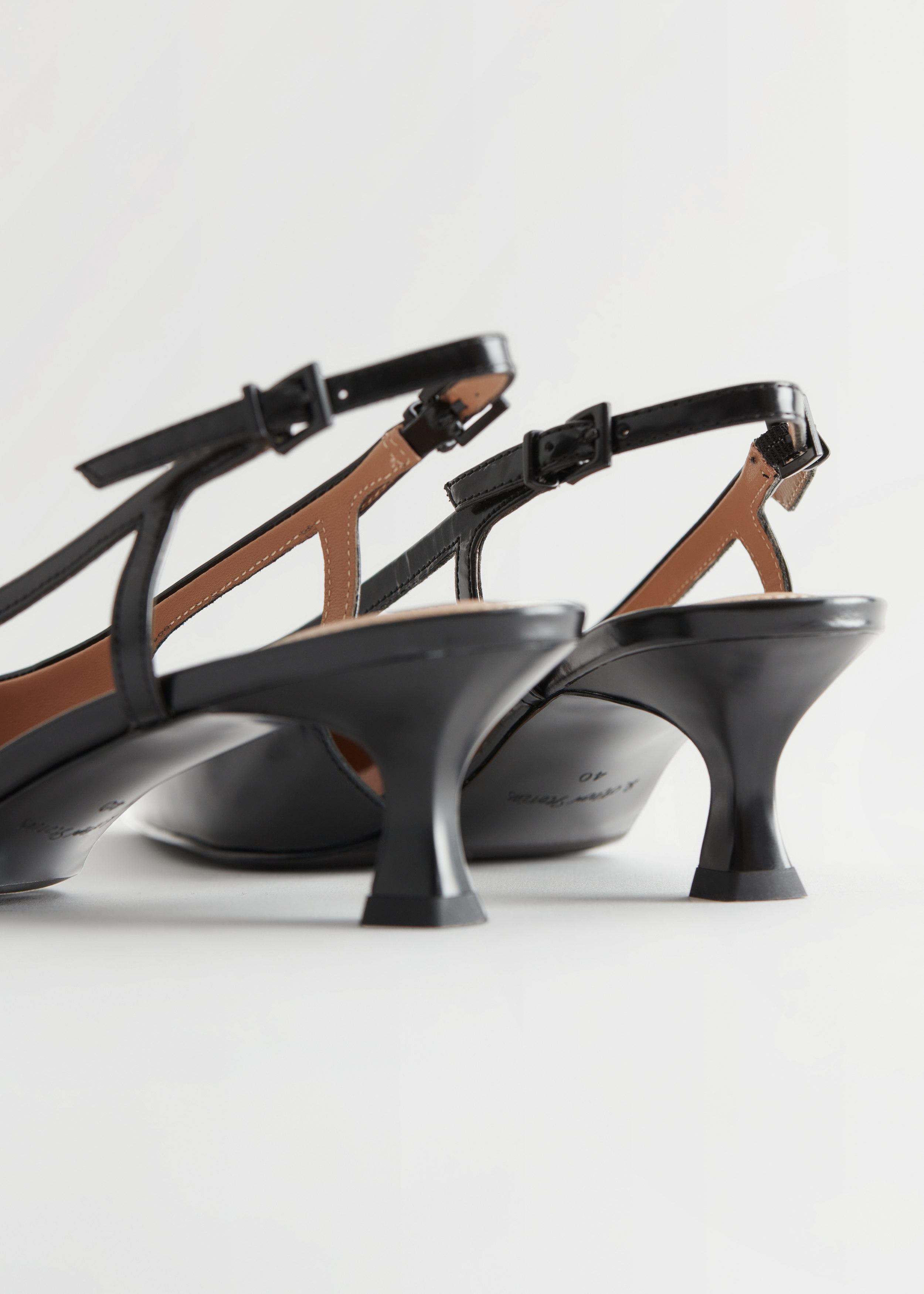 앤아더스토리즈 슬링백 레더 펌프스의 블랙컬러 Detail입니다.