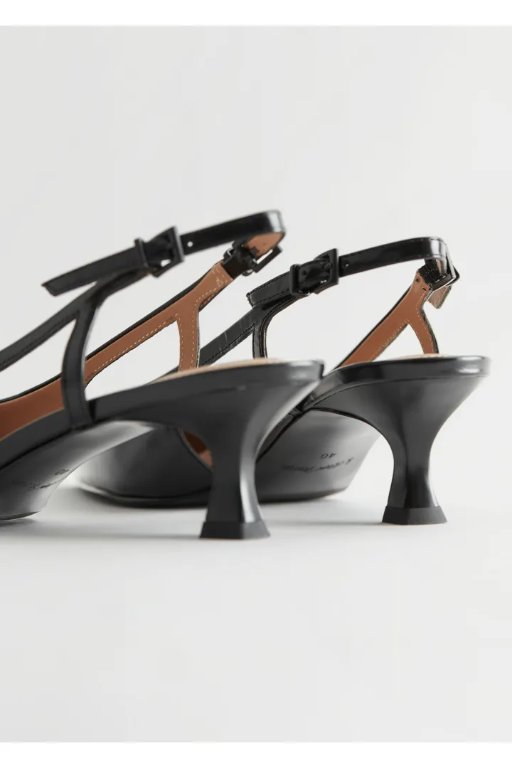 앤아더스토리즈 슬링백 레더 펌프스의 블랙컬러 Detail입니다.