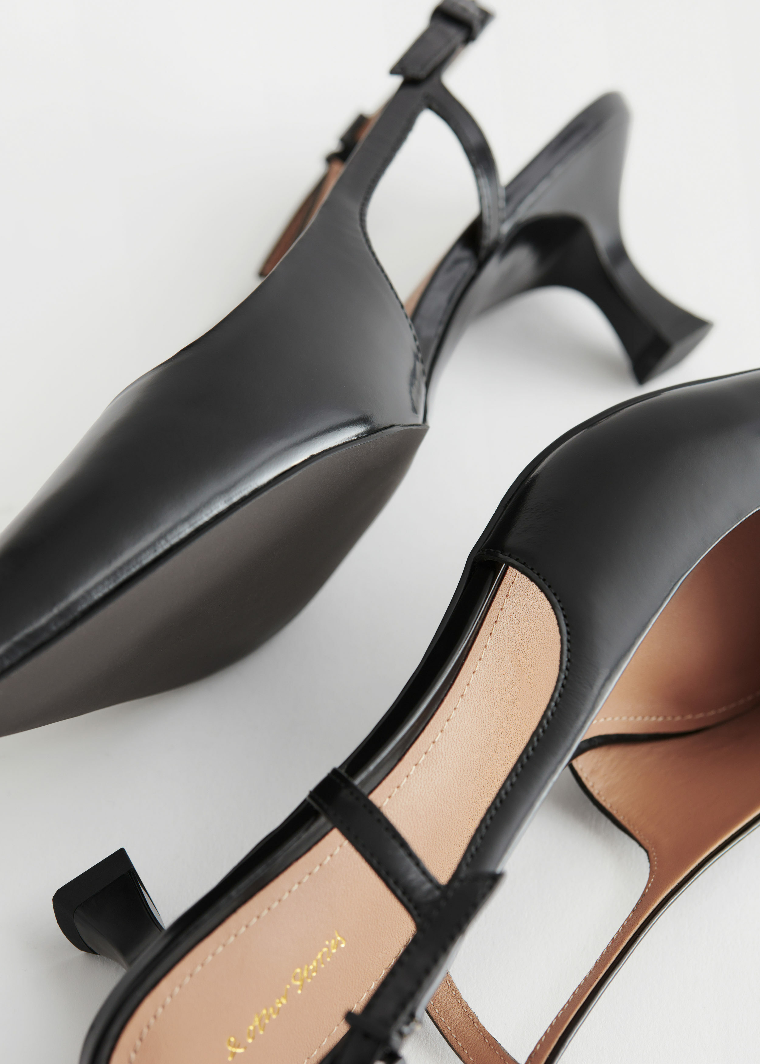 앤아더스토리즈 슬링백 레더 펌프스의 블랙컬러 Detail입니다.