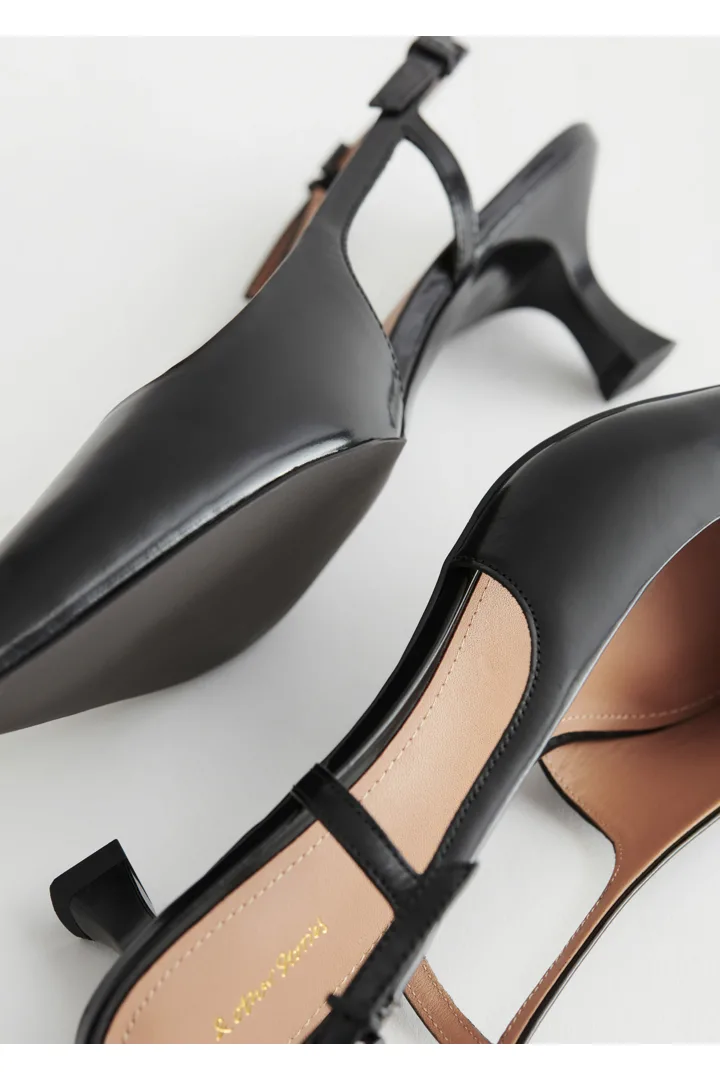 앤아더스토리즈 슬링백 레더 펌프스의 블랙컬러 Detail입니다.