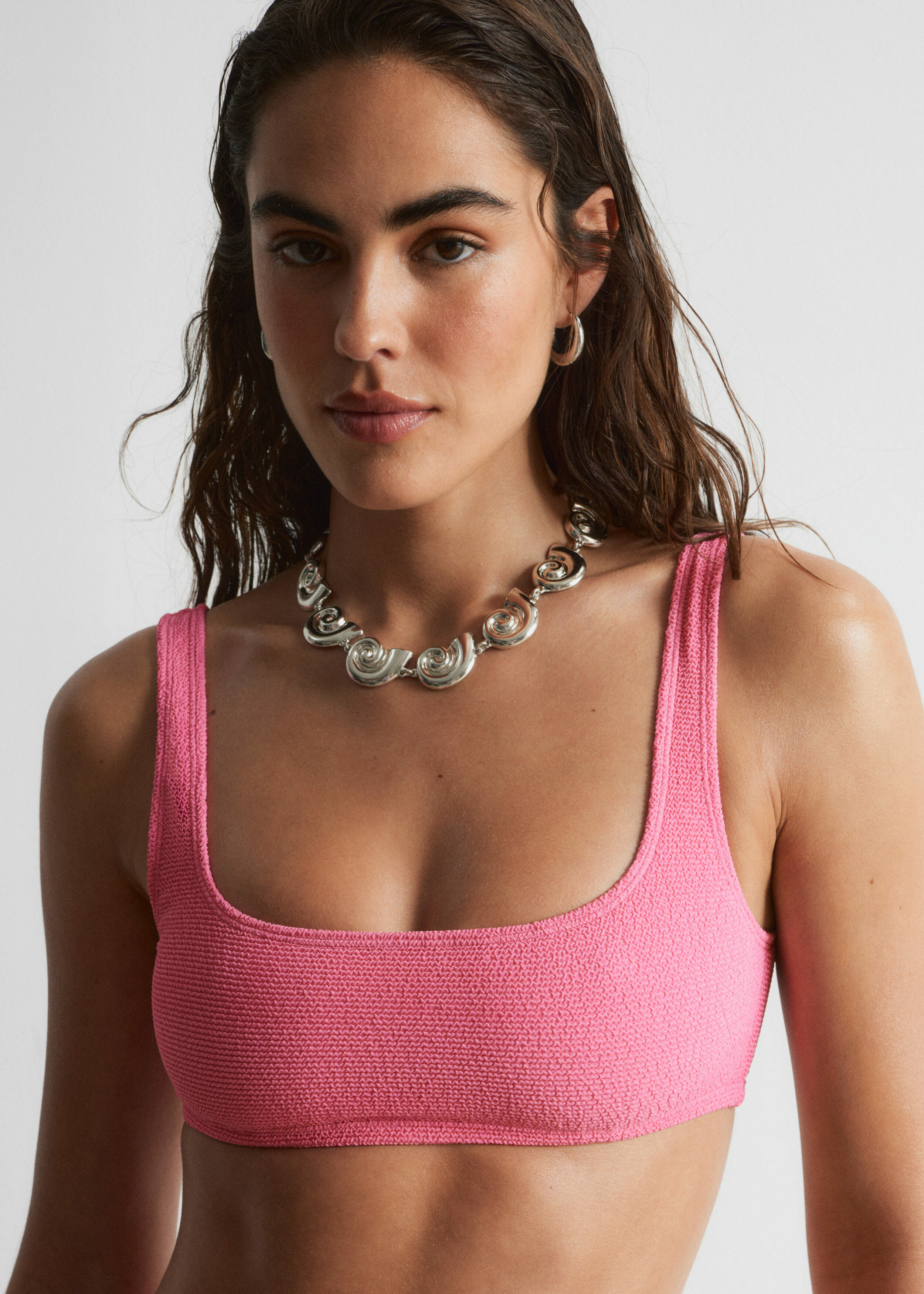 앤아더스토리즈 텍스처드 스퀘어 넥 비키니 탑의 핑크컬러 ECOMLook입니다.