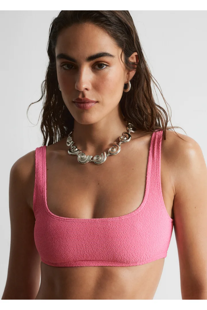 앤아더스토리즈 텍스처드 스퀘어 넥 비키니 탑의 핑크컬러 ECOMLook입니다.