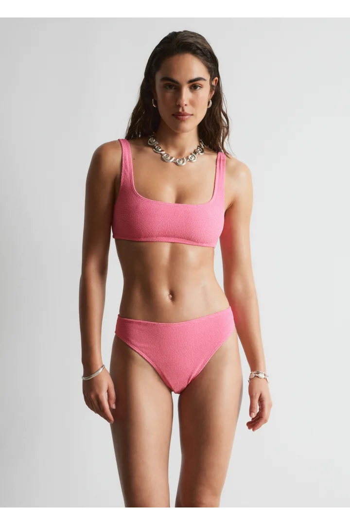 앤아더스토리즈 텍스처드 스퀘어 넥 비키니 탑의 핑크컬러 ECOMLook입니다.