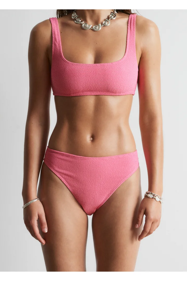 앤아더스토리즈 텍스처드 스퀘어 넥 비키니 탑의 핑크컬러 ECOMLook입니다.