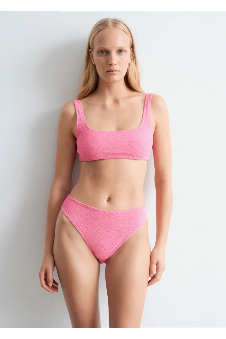 앤아더스토리즈 텍스처드 스퀘어 넥 비키니 탑의 핑크컬러 ECOMLook입니다.