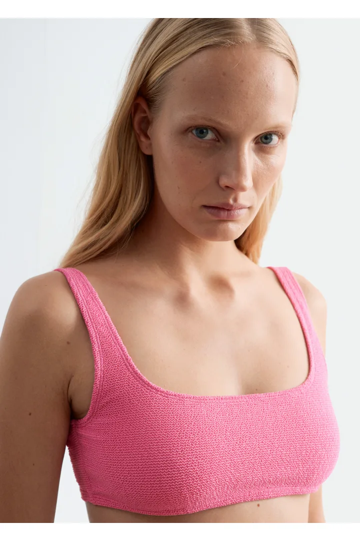 앤아더스토리즈 텍스처드 스퀘어 넥 비키니 탑의 핑크컬러 ECOMLook입니다.