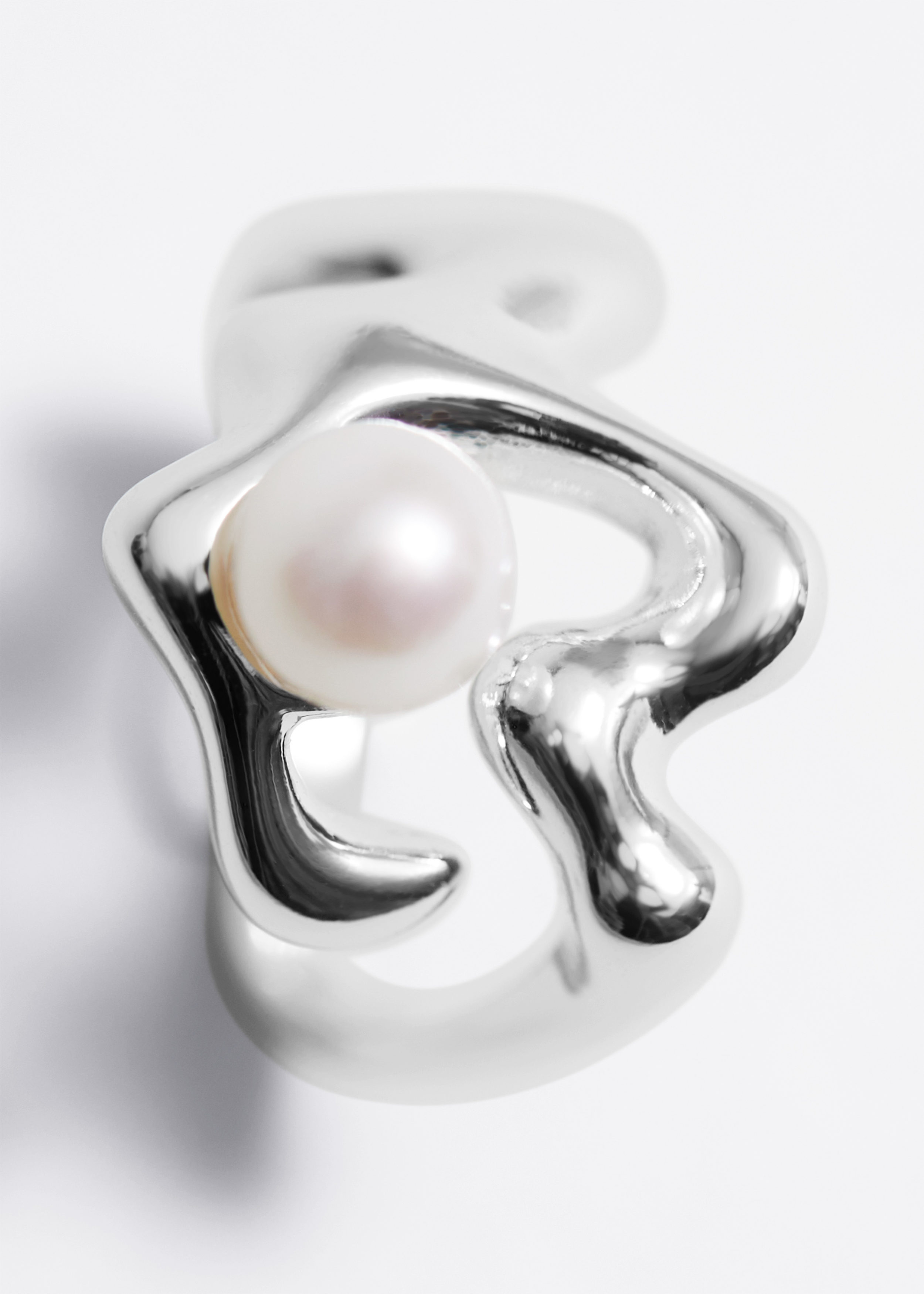 앤아더스토리즈 프레시워터 펄 링의 실버-펄컬러 Product입니다.