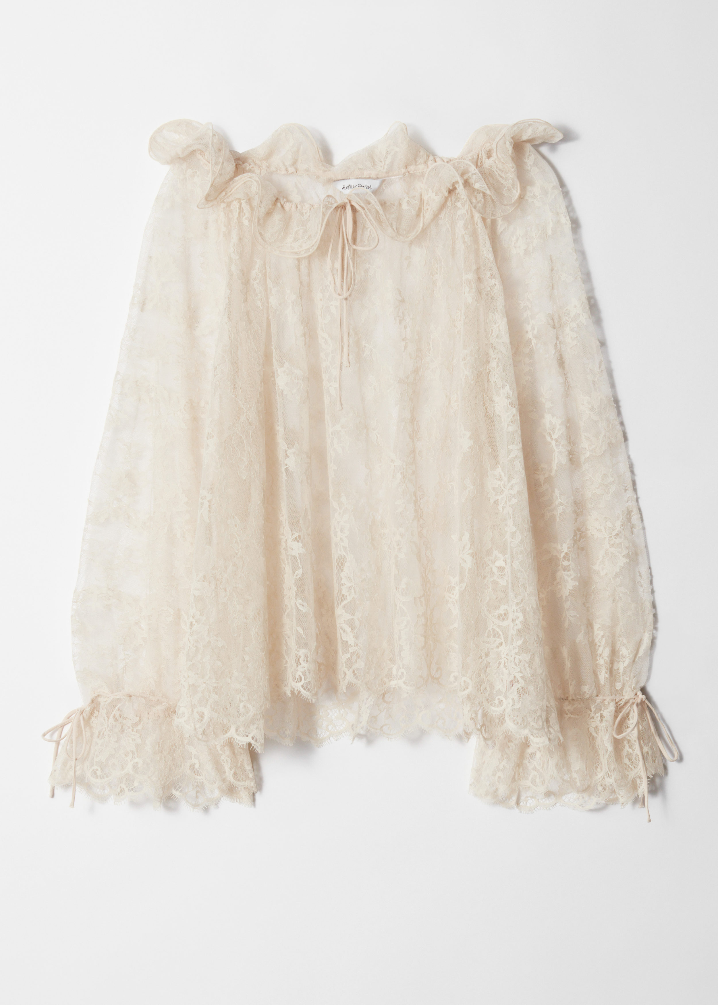 앤아더스토리즈 러플 레이스 블라우스의 크림컬러 Product입니다.