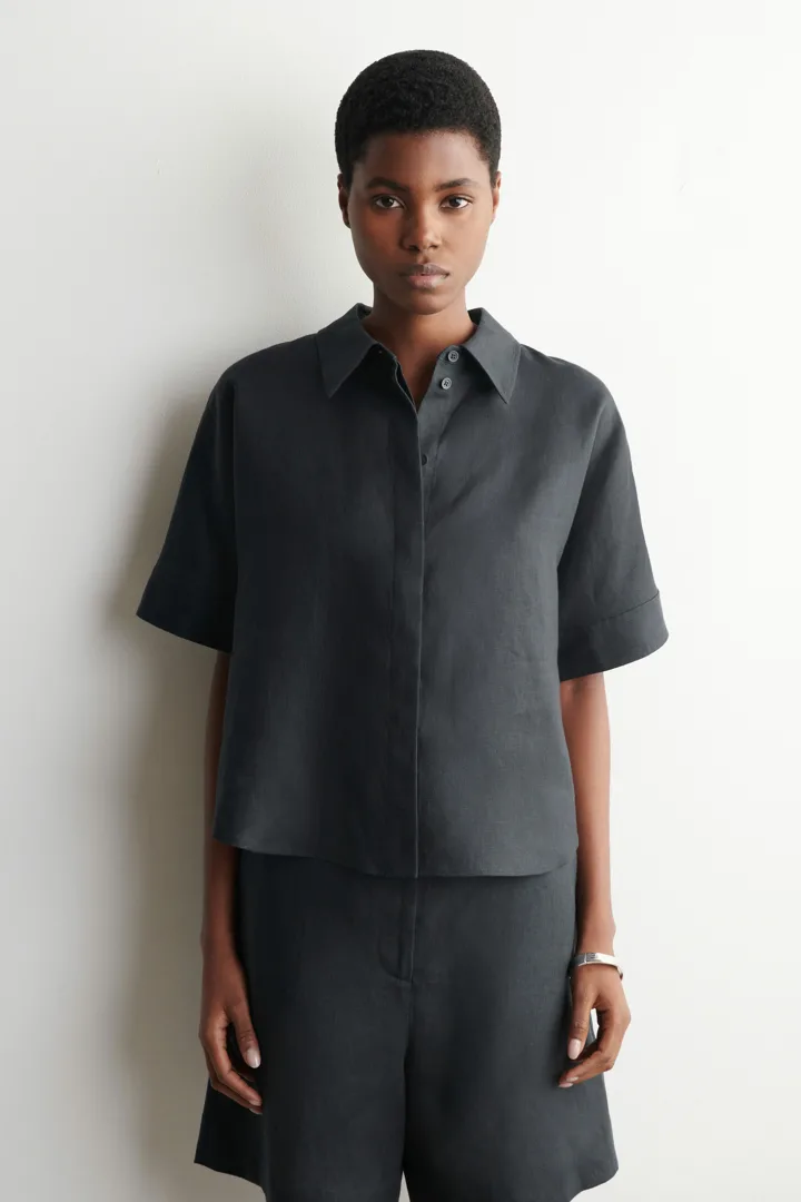 COS default image 26 of 블랙 in 오버사이즈 쇼트 슬리브 리넨 셔츠