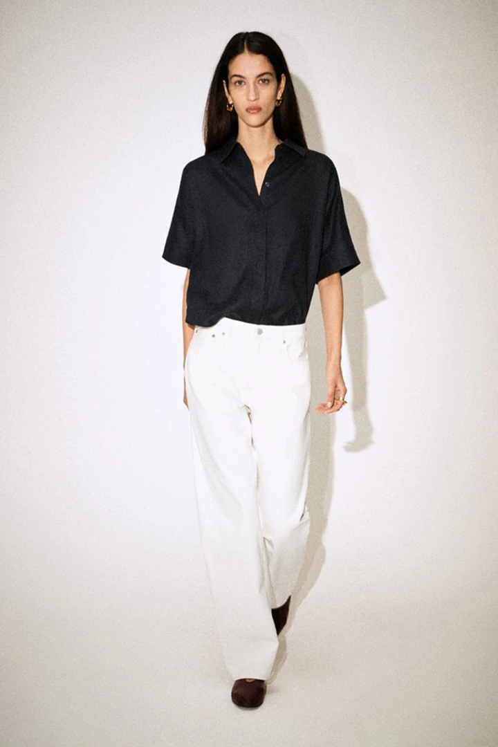 COS default image 1 of 워시드 블랙 in 오버사이즈 쇼트 슬리브 리넨 셔츠