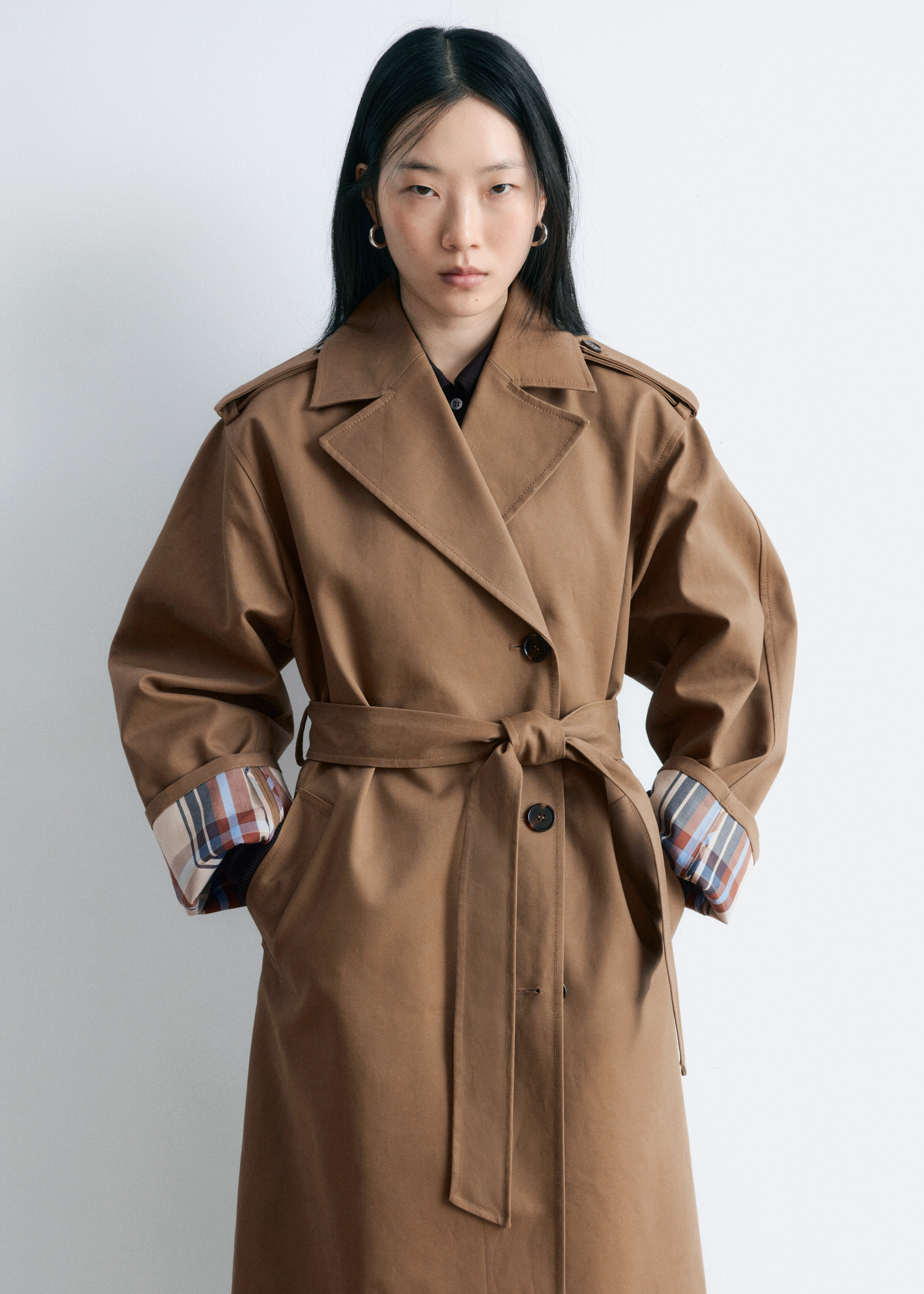 앤아더스토리즈 벨티드 트렌치 코트의 다크 베이지컬러 ECOMLook입니다.