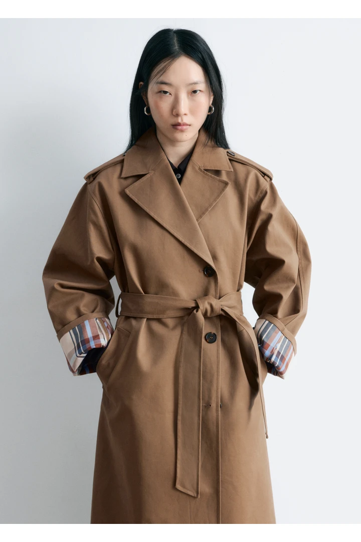 앤아더스토리즈 벨티드 트렌치 코트의 다크 베이지컬러 ECOMLook입니다.