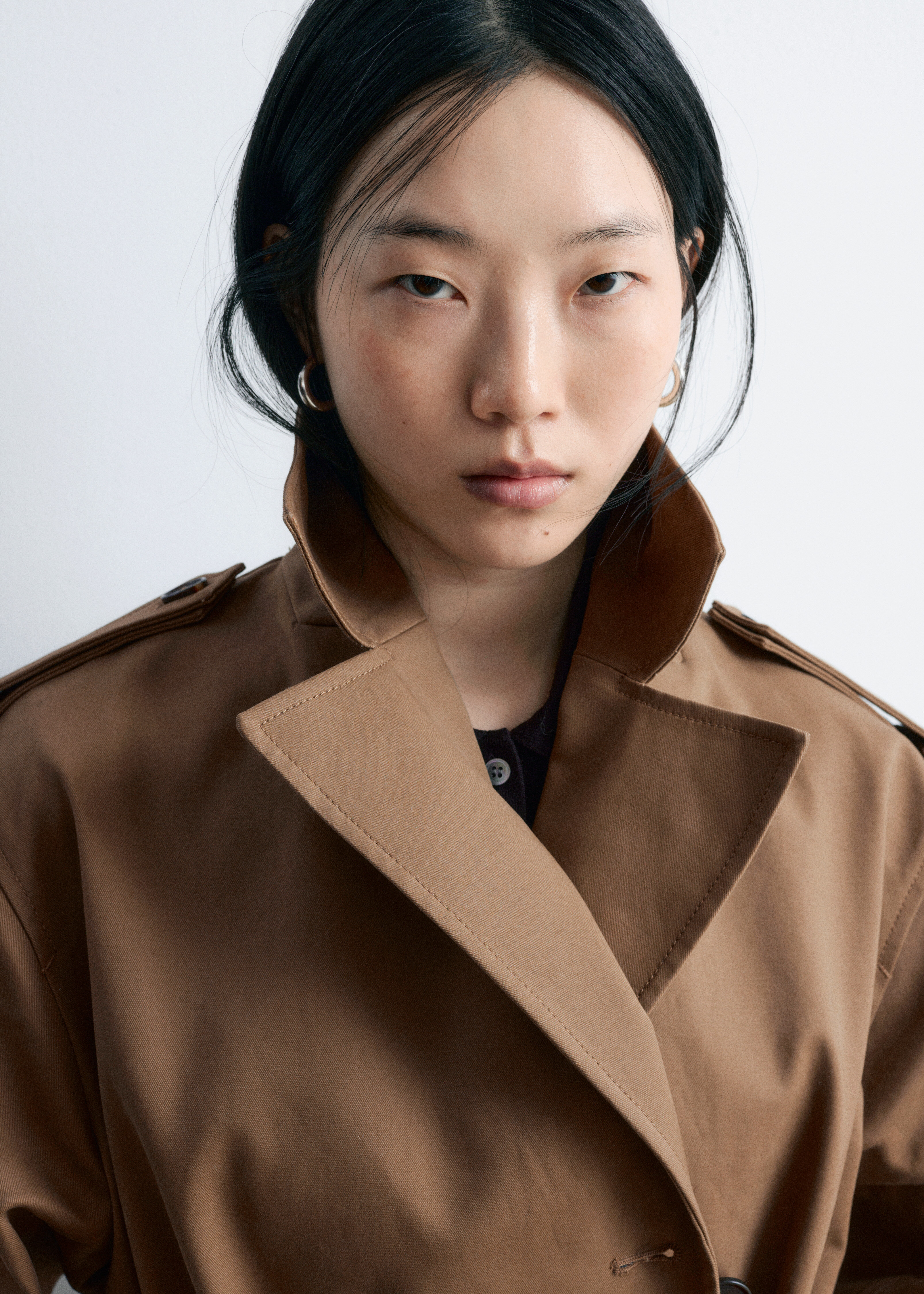 앤아더스토리즈 벨티드 트렌치 코트의 다크 베이지컬러 ECOMLook입니다.