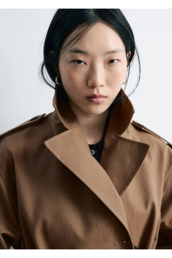 앤아더스토리즈 벨티드 트렌치 코트의 다크 베이지컬러 ECOMLook입니다.