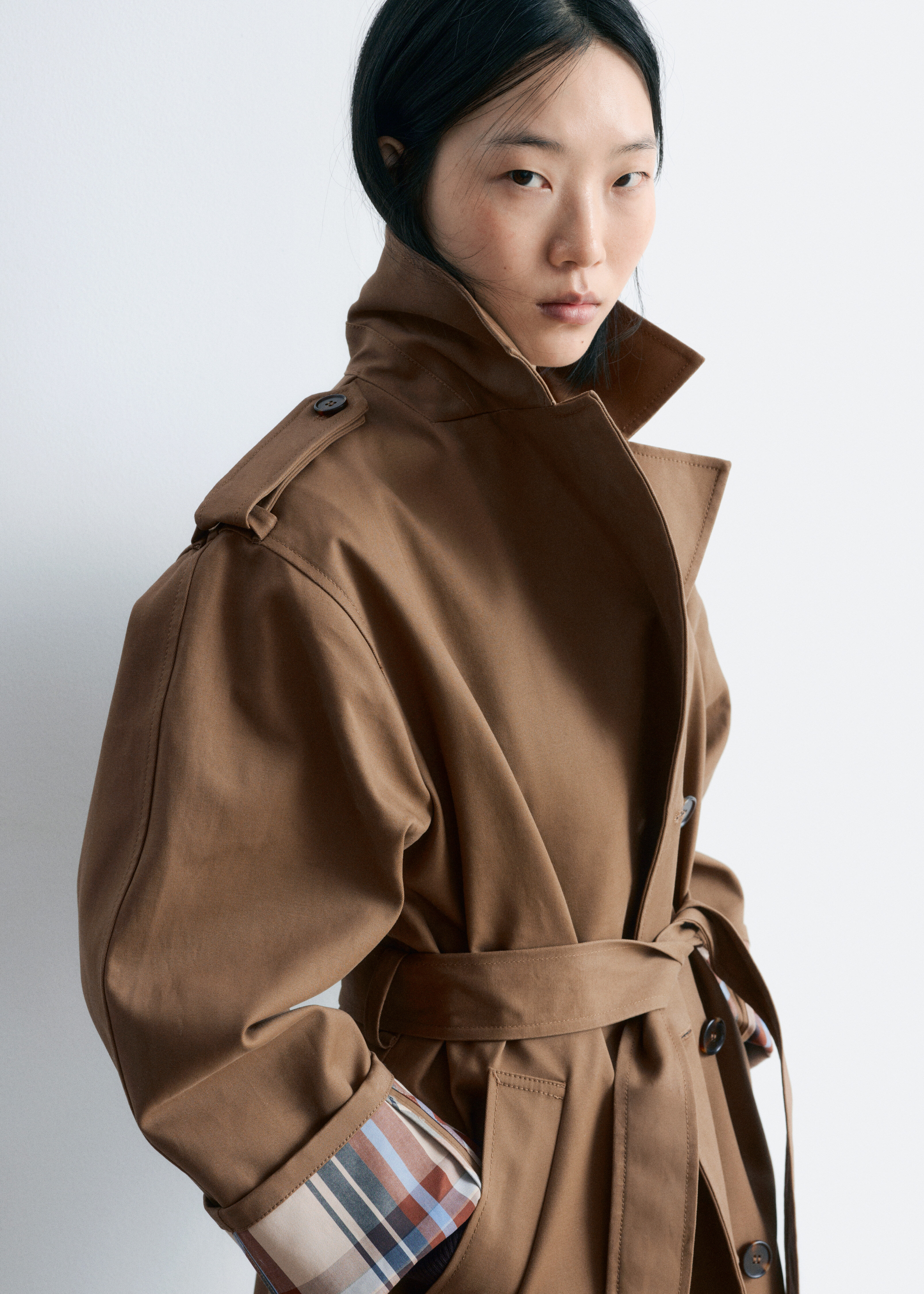 앤아더스토리즈 벨티드 트렌치 코트의 다크 베이지컬러 ECOMLook입니다.