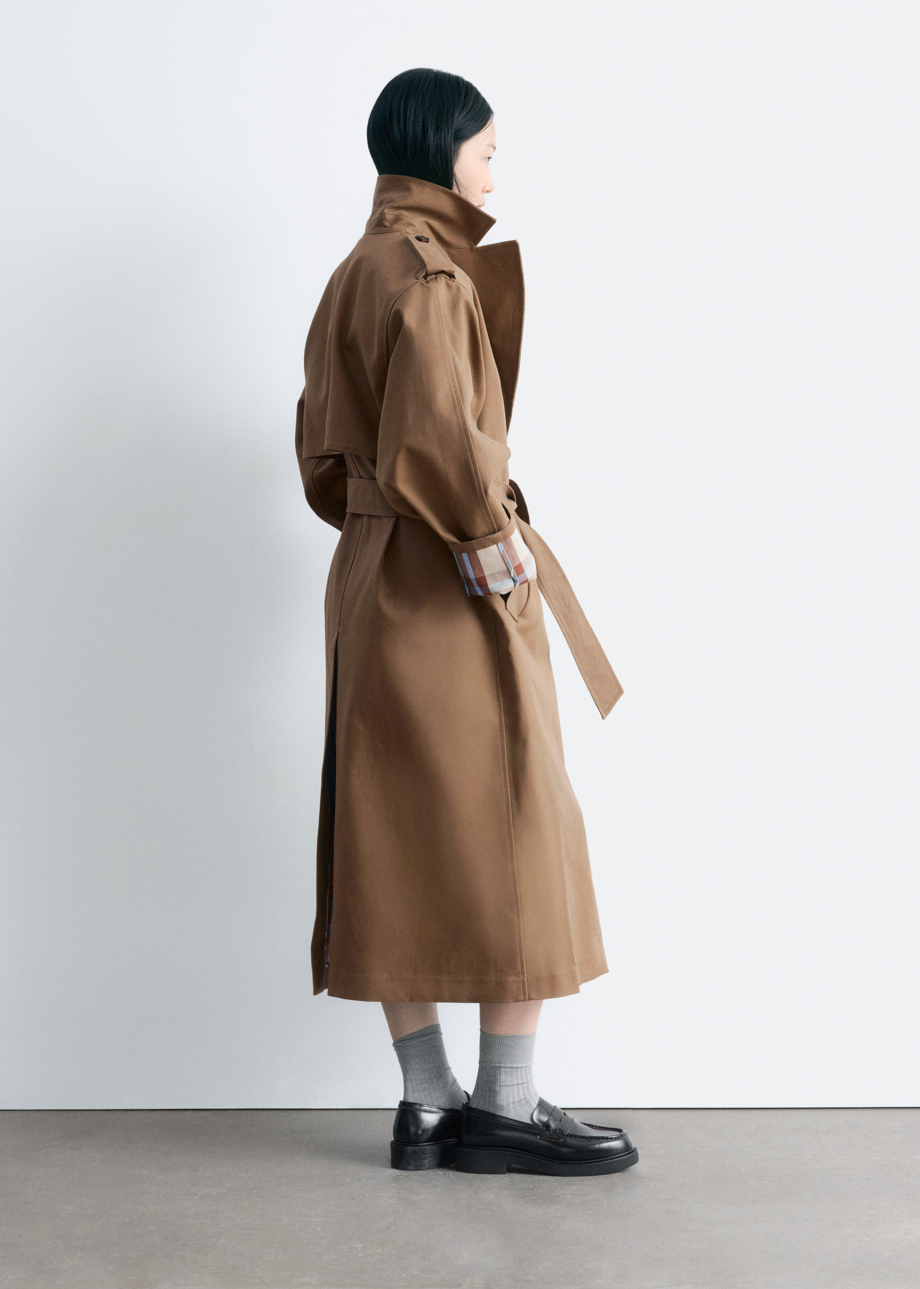 앤아더스토리즈 벨티드 트렌치 코트의 다크 베이지컬러 ECOMLook입니다.