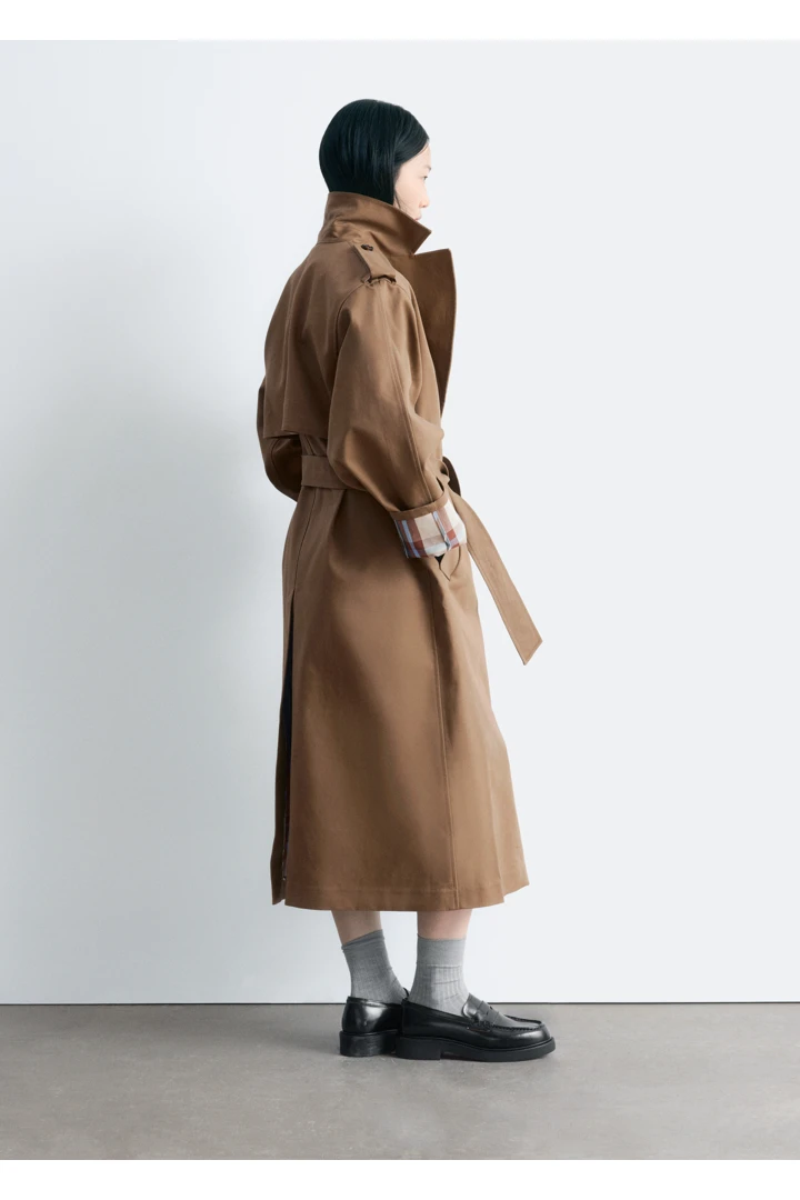 앤아더스토리즈 벨티드 트렌치 코트의 다크 베이지컬러 ECOMLook입니다.