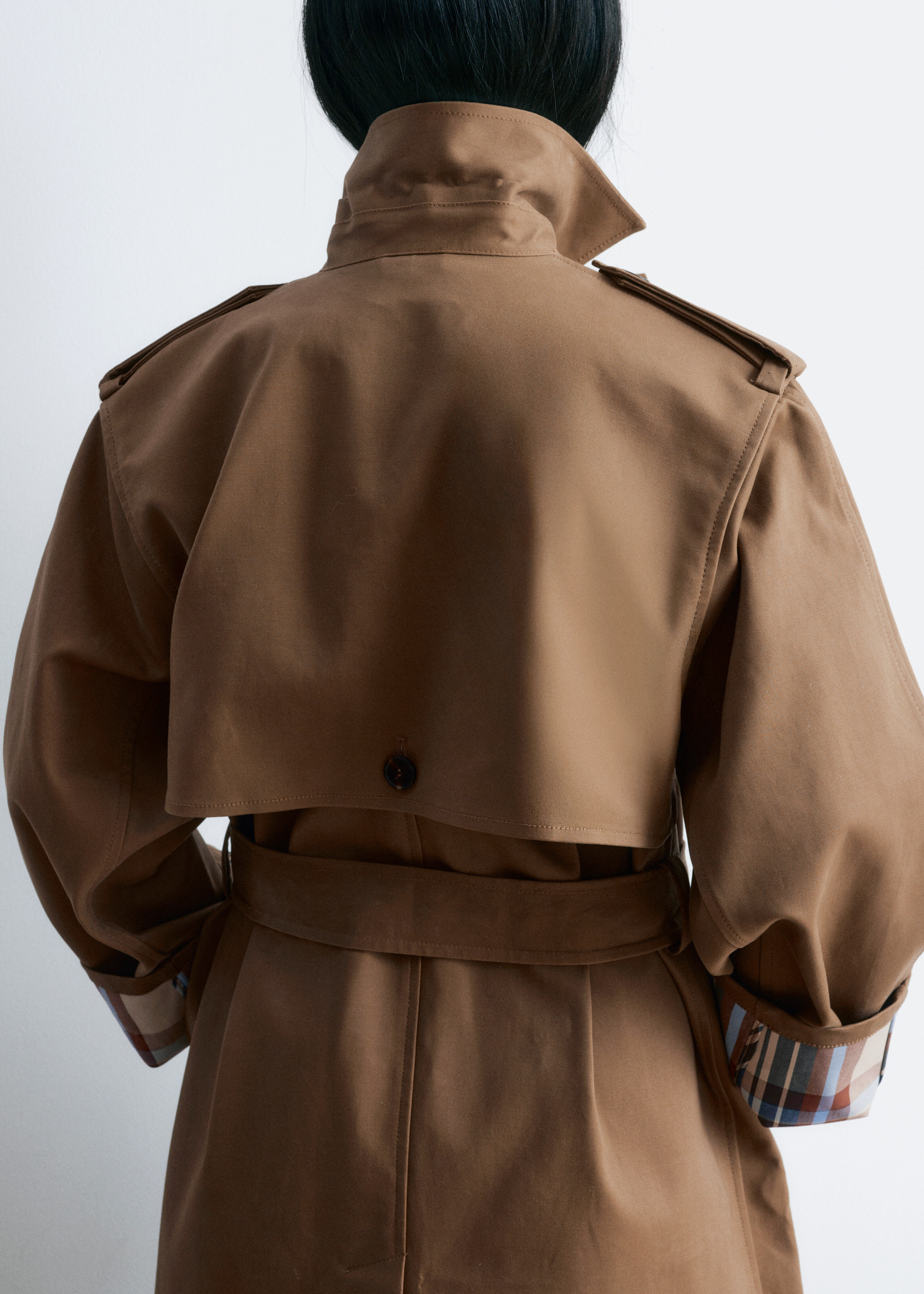 앤아더스토리즈 벨티드 트렌치 코트의 다크 베이지컬러 ECOMLook입니다.