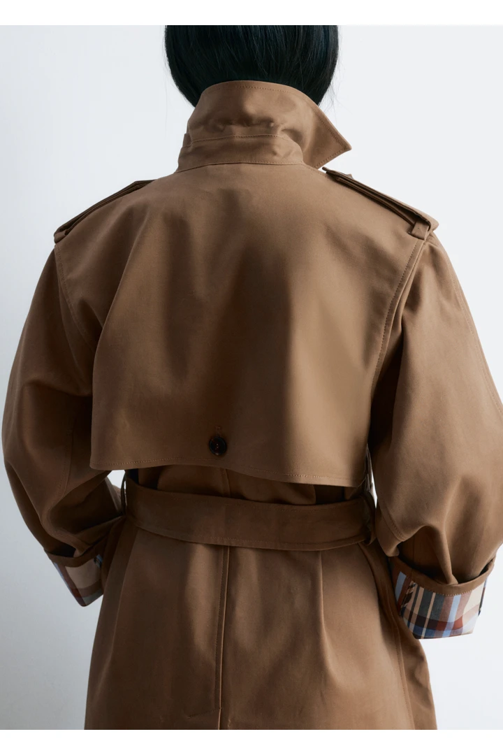 앤아더스토리즈 벨티드 트렌치 코트의 다크 베이지컬러 ECOMLook입니다.