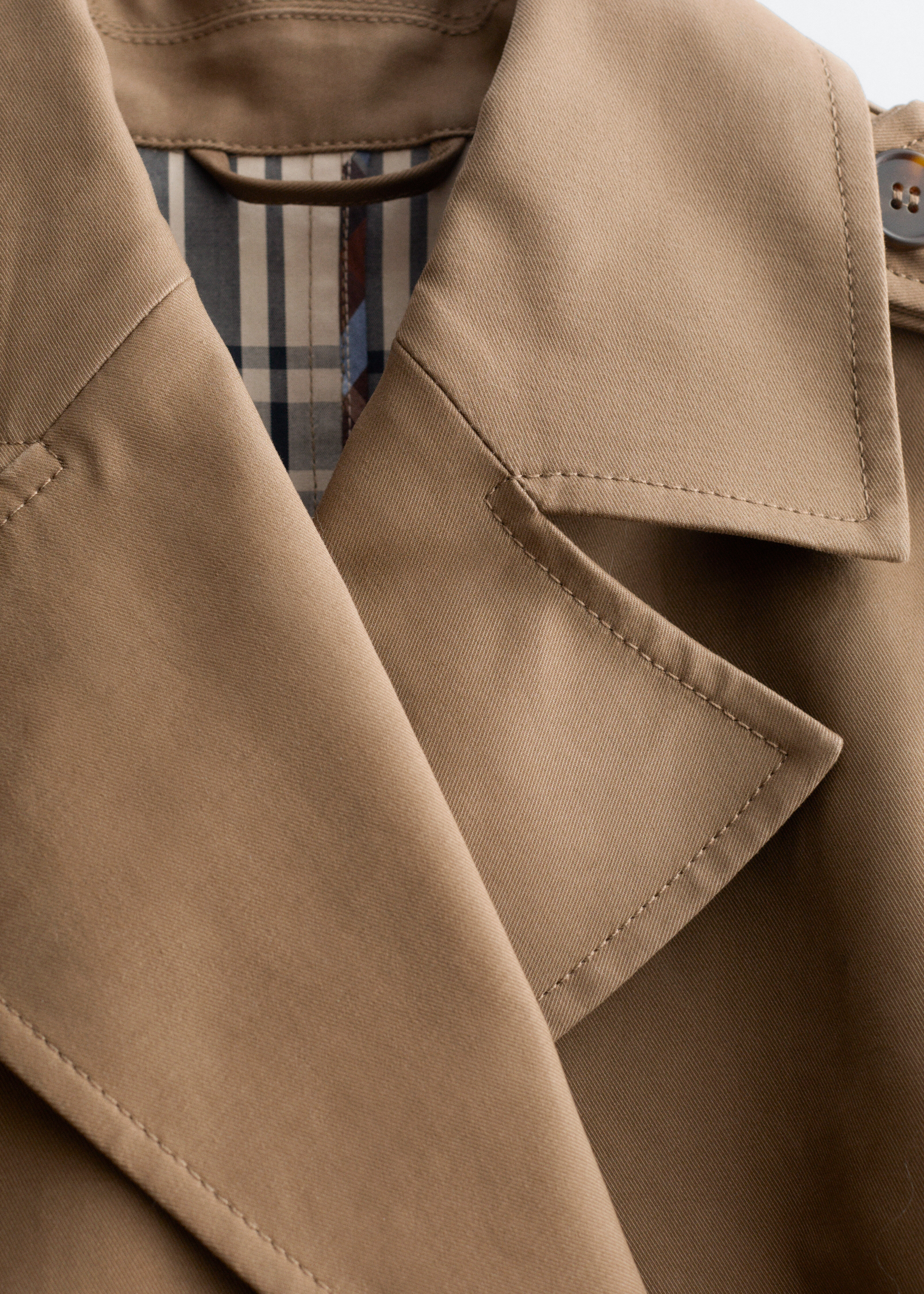 앤아더스토리즈 벨티드 트렌치 코트의 다크 베이지컬러 Detail입니다.