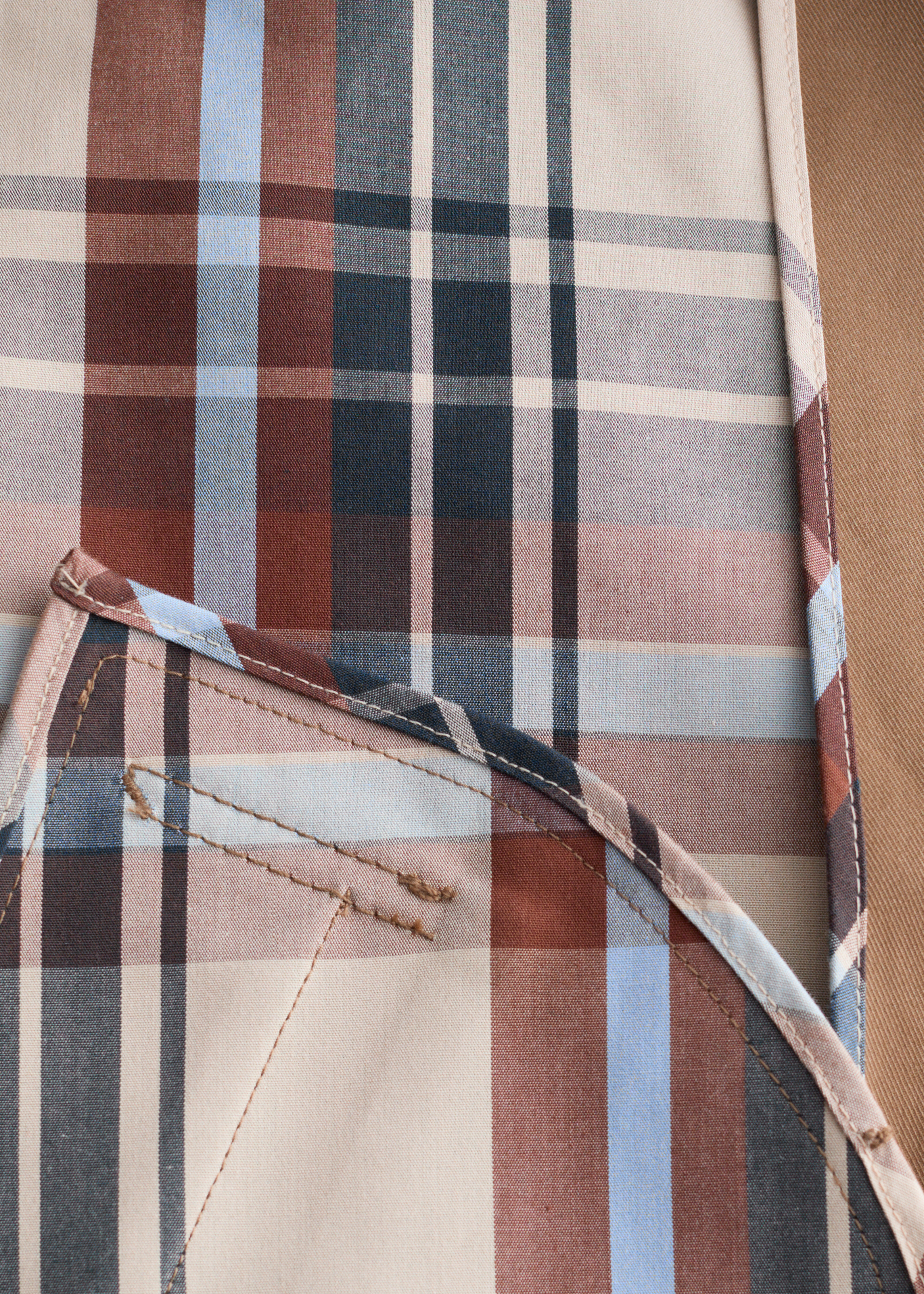 앤아더스토리즈 벨티드 트렌치 코트의 다크 베이지컬러 Detail입니다.