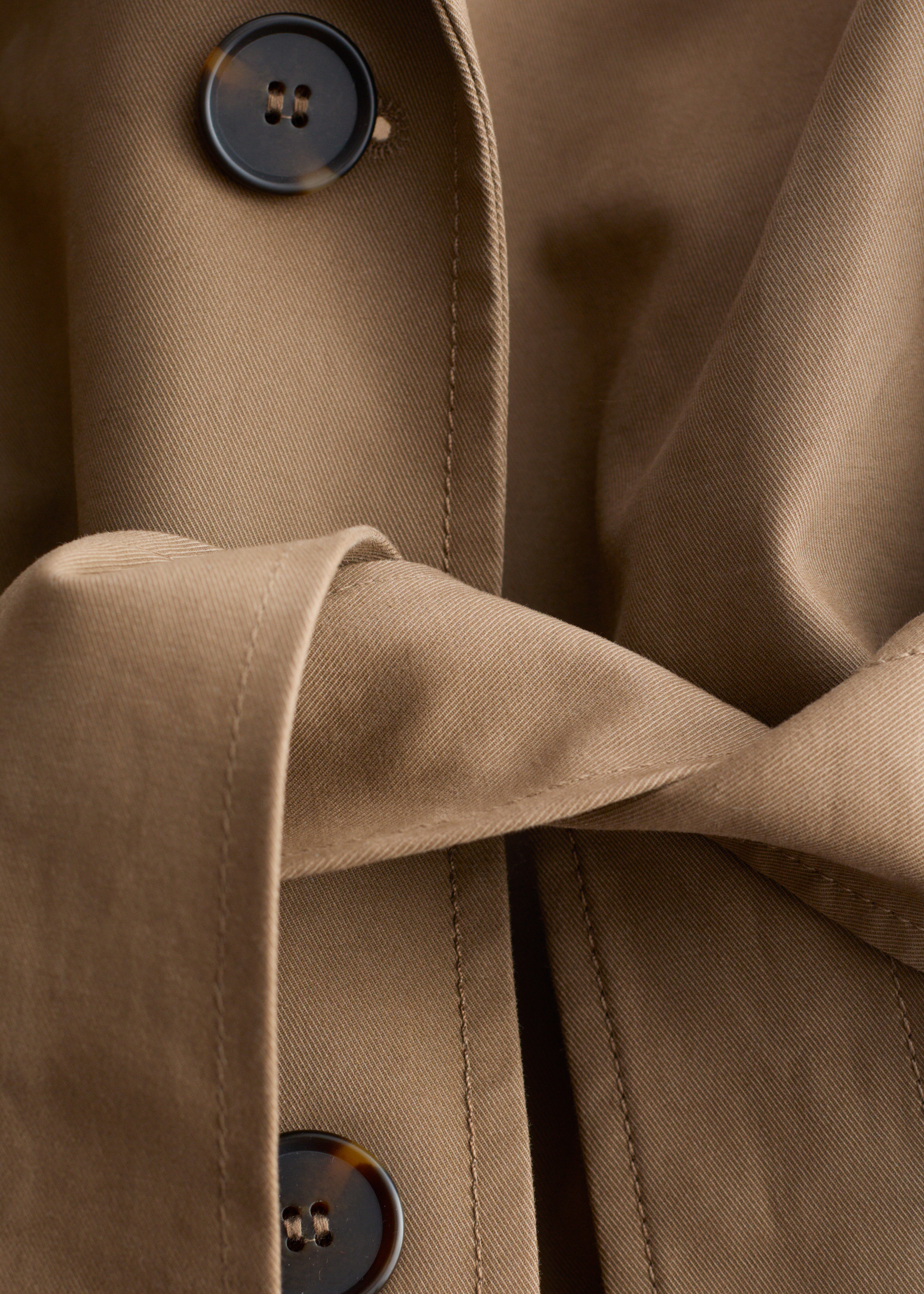 앤아더스토리즈 벨티드 트렌치 코트의 다크 베이지컬러 Detail입니다.