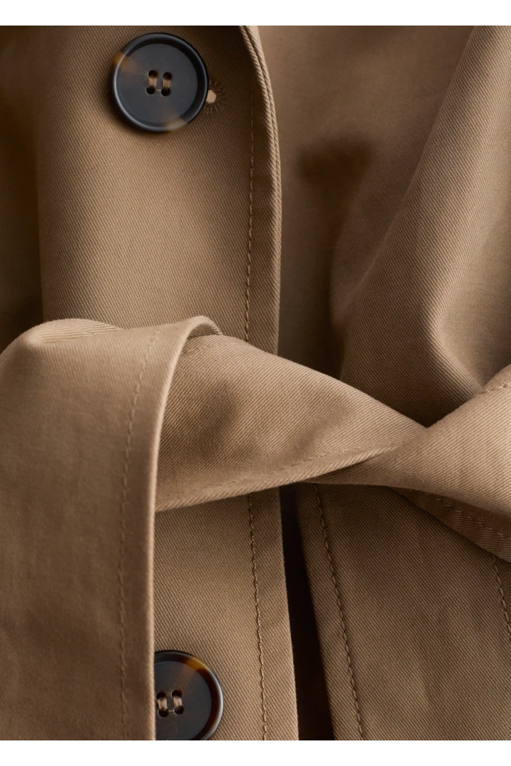앤아더스토리즈 벨티드 트렌치 코트의 다크 베이지컬러 Detail입니다.