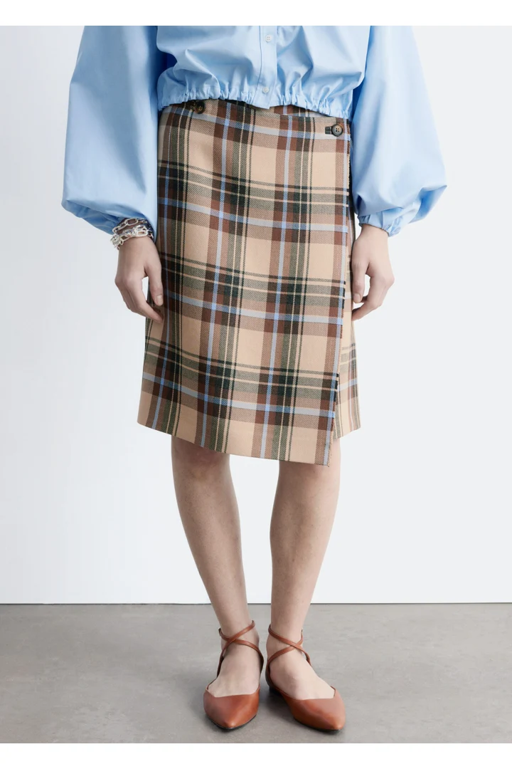 앤아더스토리즈 니 렝스 타탄 랩 스커트의 베이지-타탄컬러 ECOMLook입니다.
