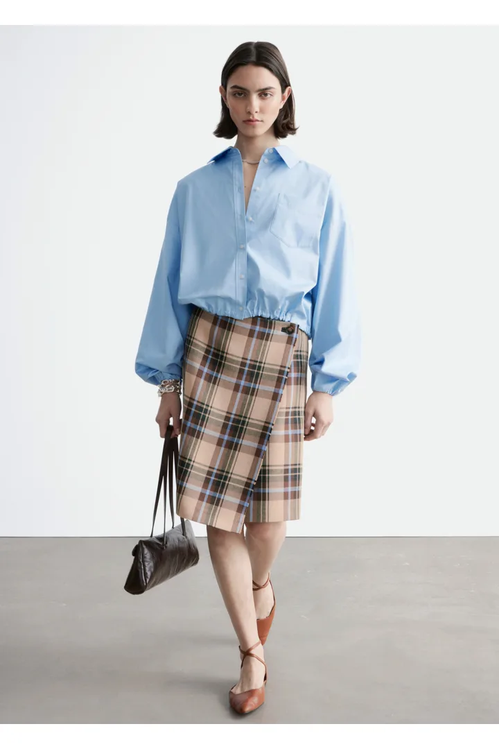 앤아더스토리즈 니 렝스 타탄 랩 스커트의 베이지-타탄컬러 ECOMLook입니다.