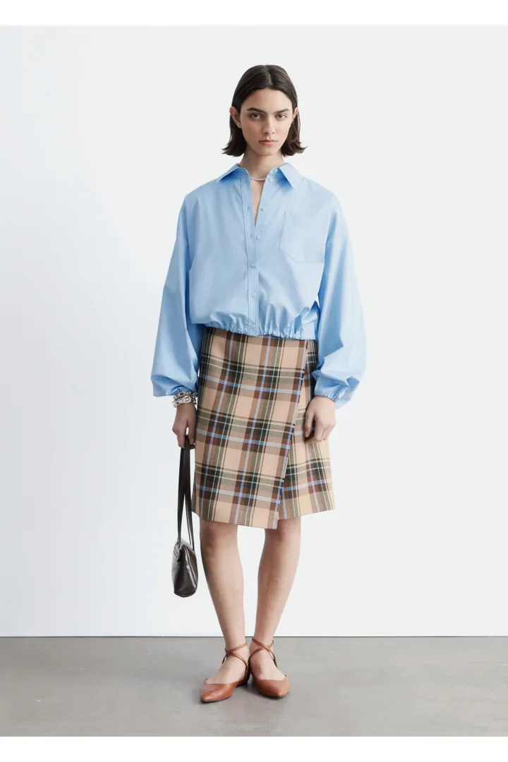 앤아더스토리즈 니 렝스 타탄 랩 스커트의 베이지-타탄컬러 ECOMLook입니다.