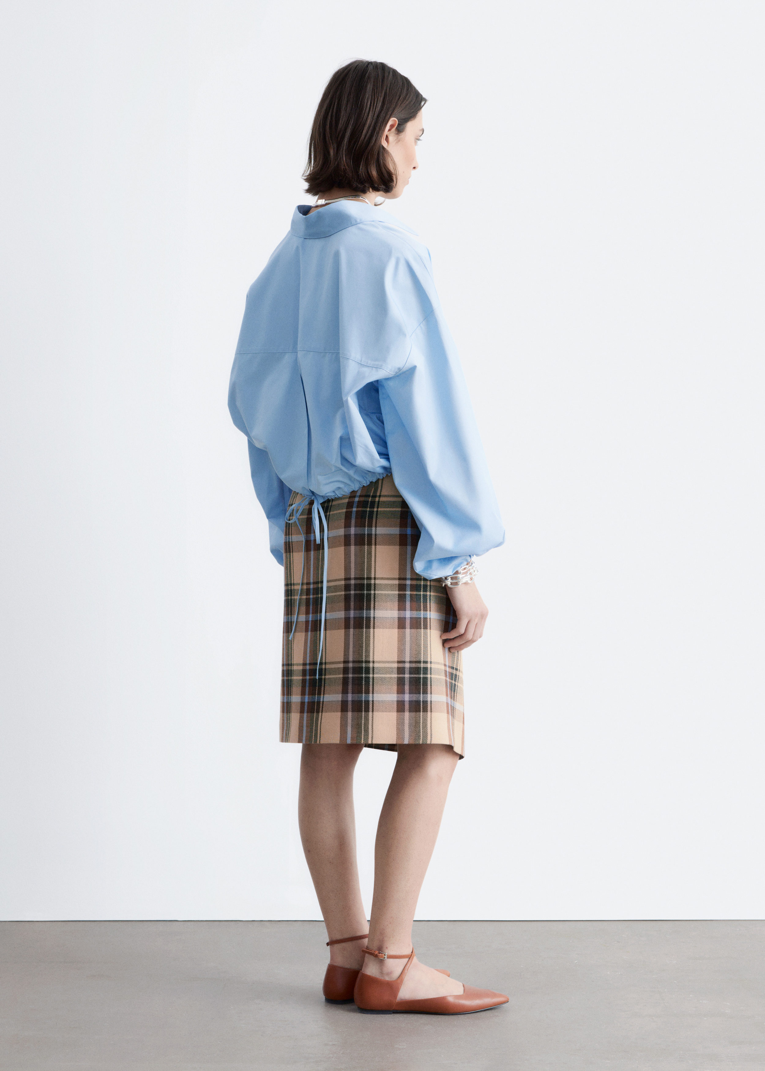 앤아더스토리즈 니 렝스 타탄 랩 스커트의 베이지-타탄컬러 ECOMLook입니다.