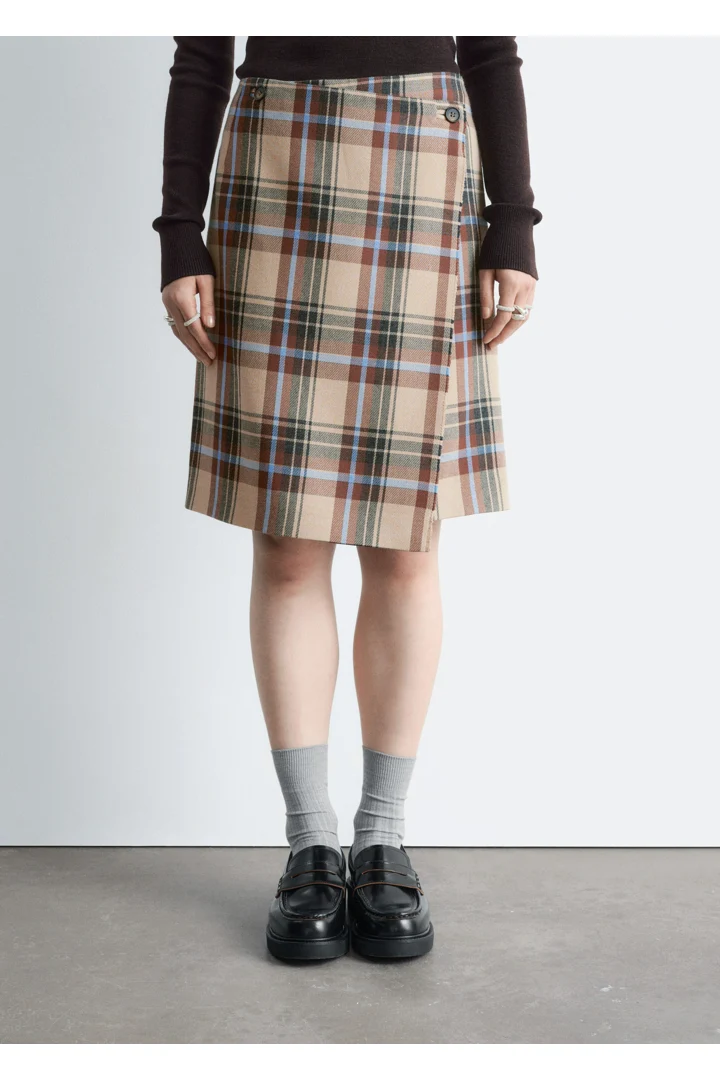 앤아더스토리즈 니 렝스 타탄 랩 스커트의 베이지-타탄컬러 ECOMLook입니다.