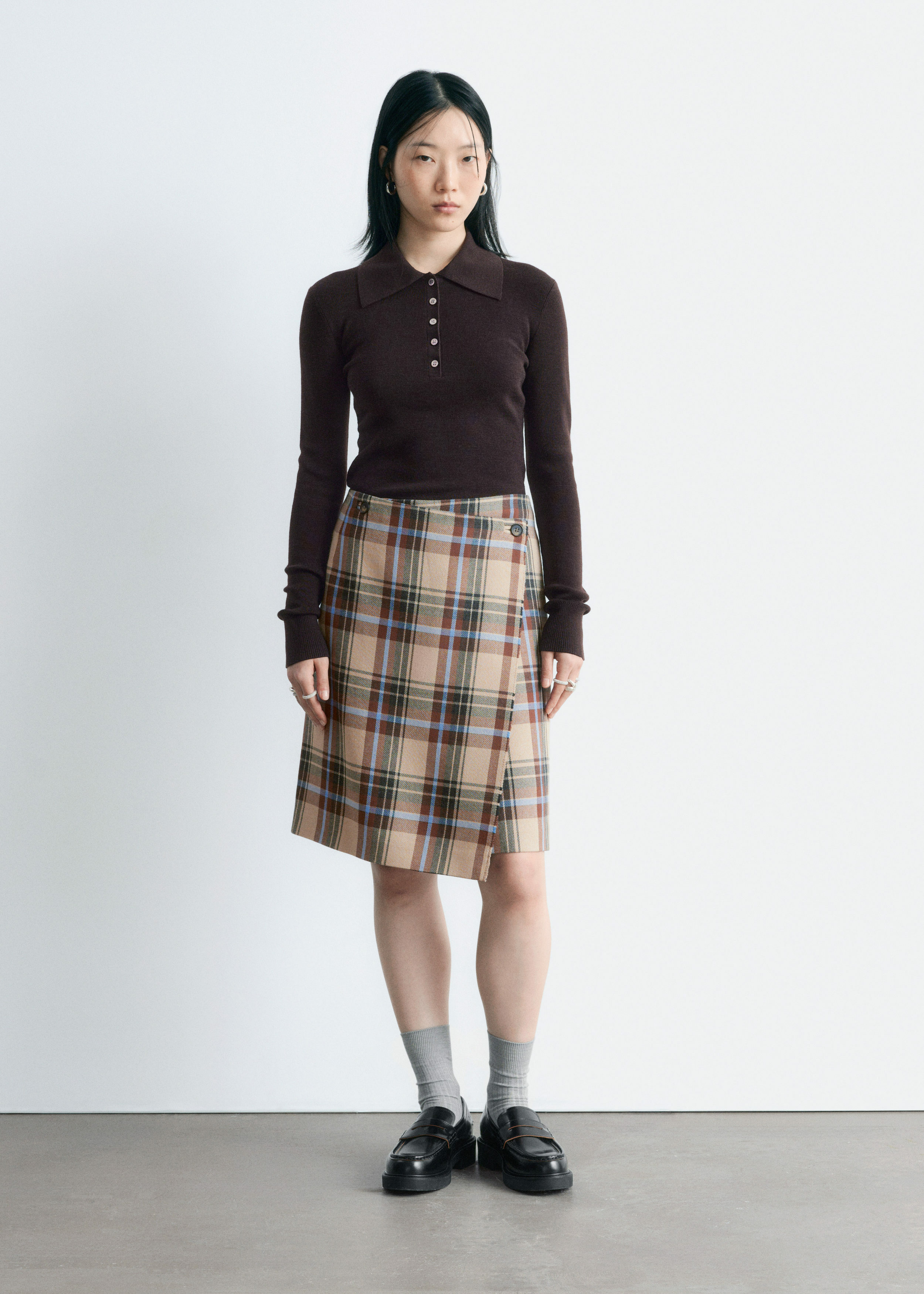 앤아더스토리즈 니 렝스 타탄 랩 스커트의 베이지-타탄컬러 ECOMLook입니다.