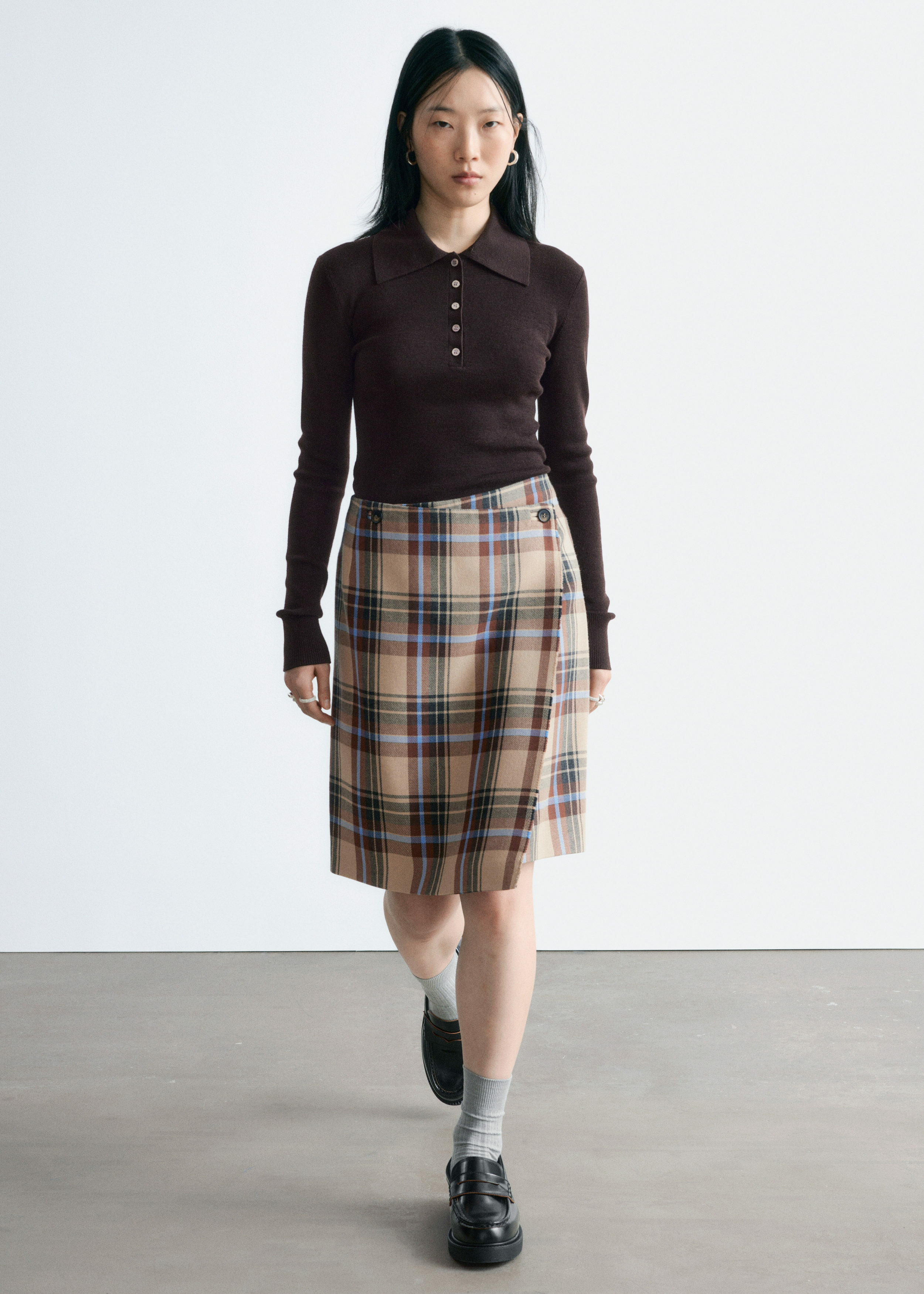 앤아더스토리즈 니 렝스 타탄 랩 스커트의 베이지-타탄컬러 ECOMLook입니다.