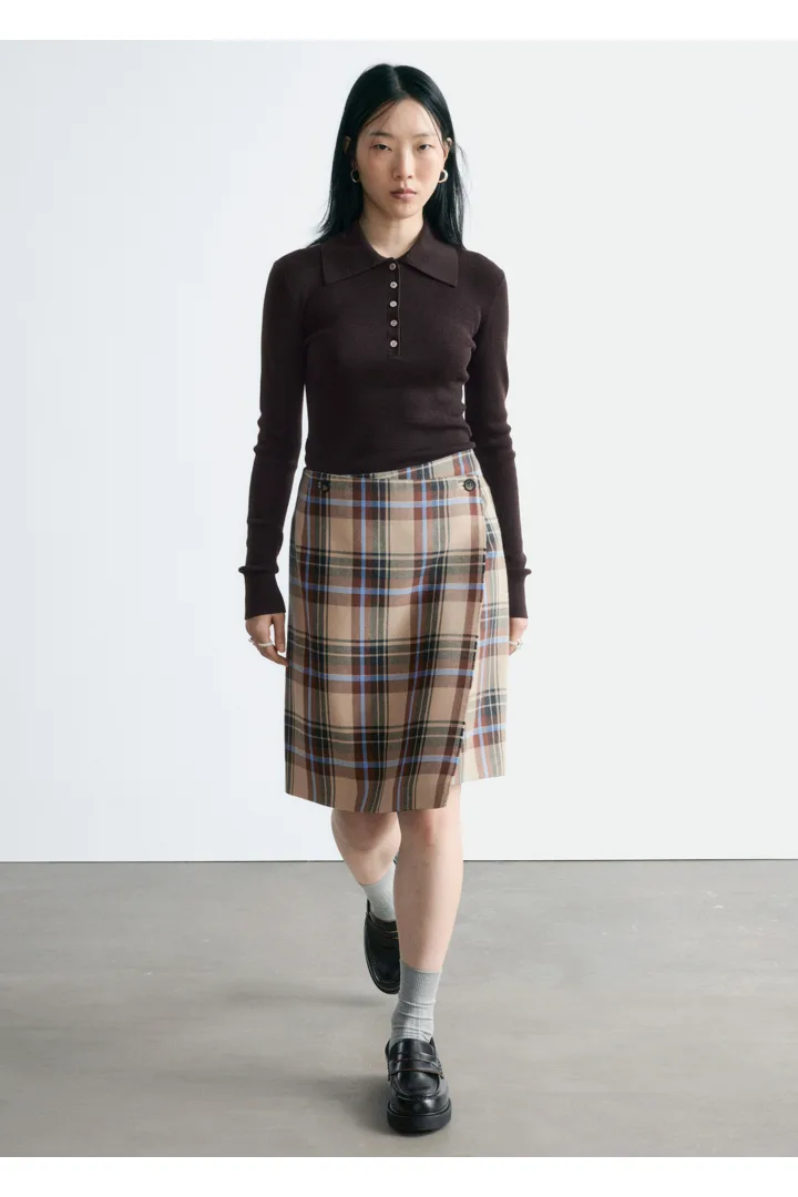 앤아더스토리즈 니 렝스 타탄 랩 스커트의 베이지-타탄컬러 ECOMLook입니다.