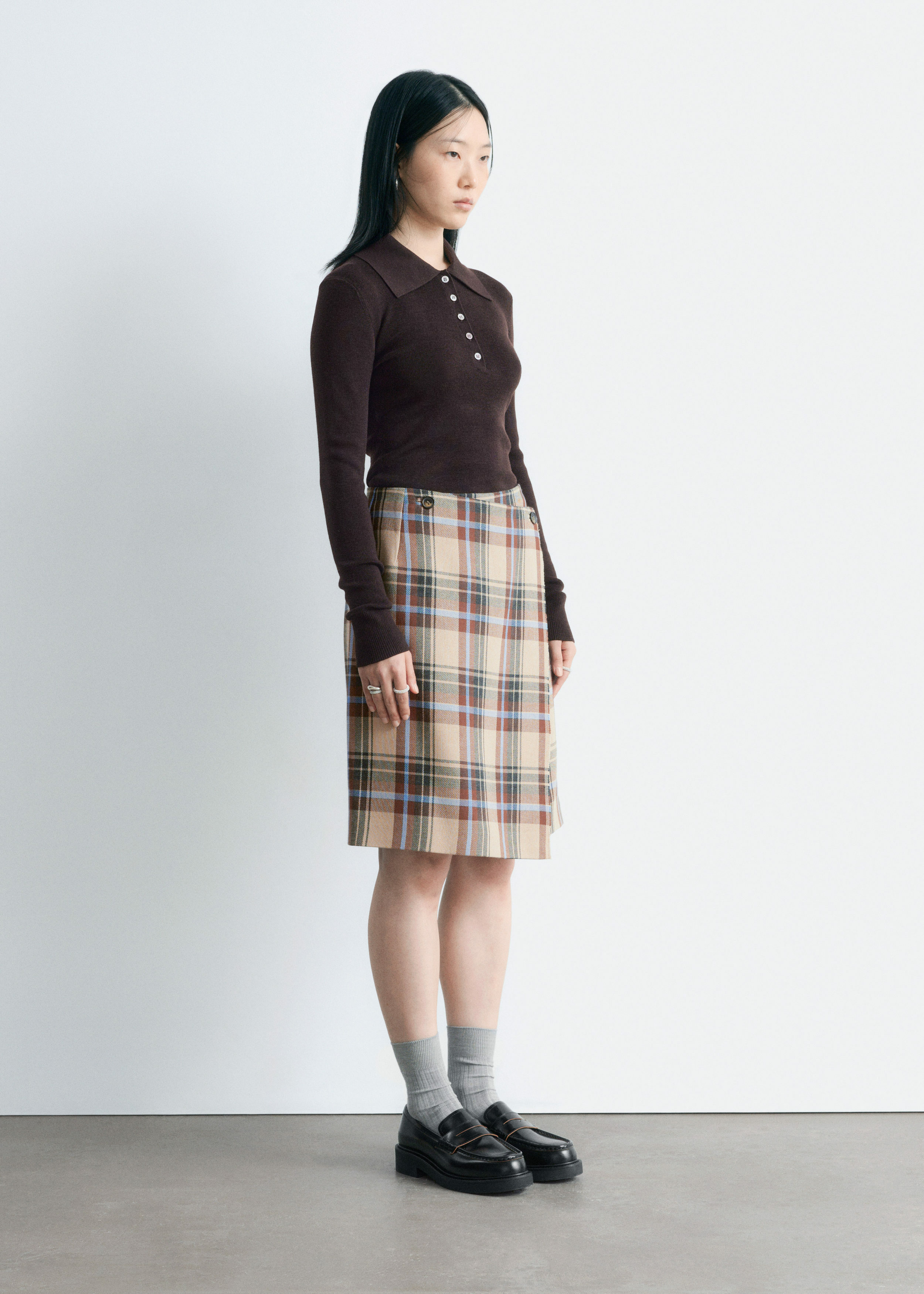 앤아더스토리즈 니 렝스 타탄 랩 스커트의 베이지-타탄컬러 ECOMLook입니다.