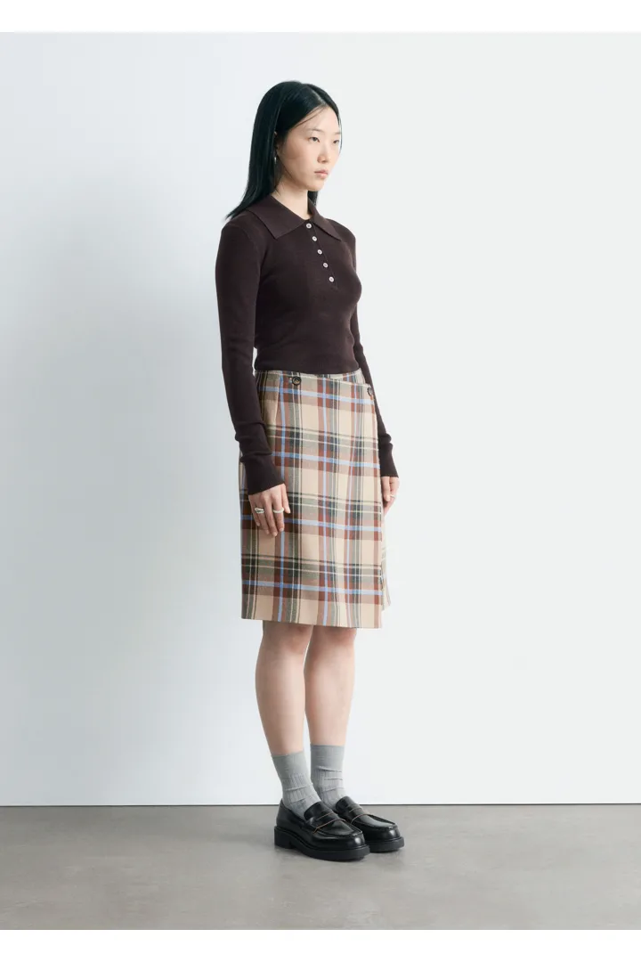 앤아더스토리즈 니 렝스 타탄 랩 스커트의 베이지-타탄컬러 ECOMLook입니다.