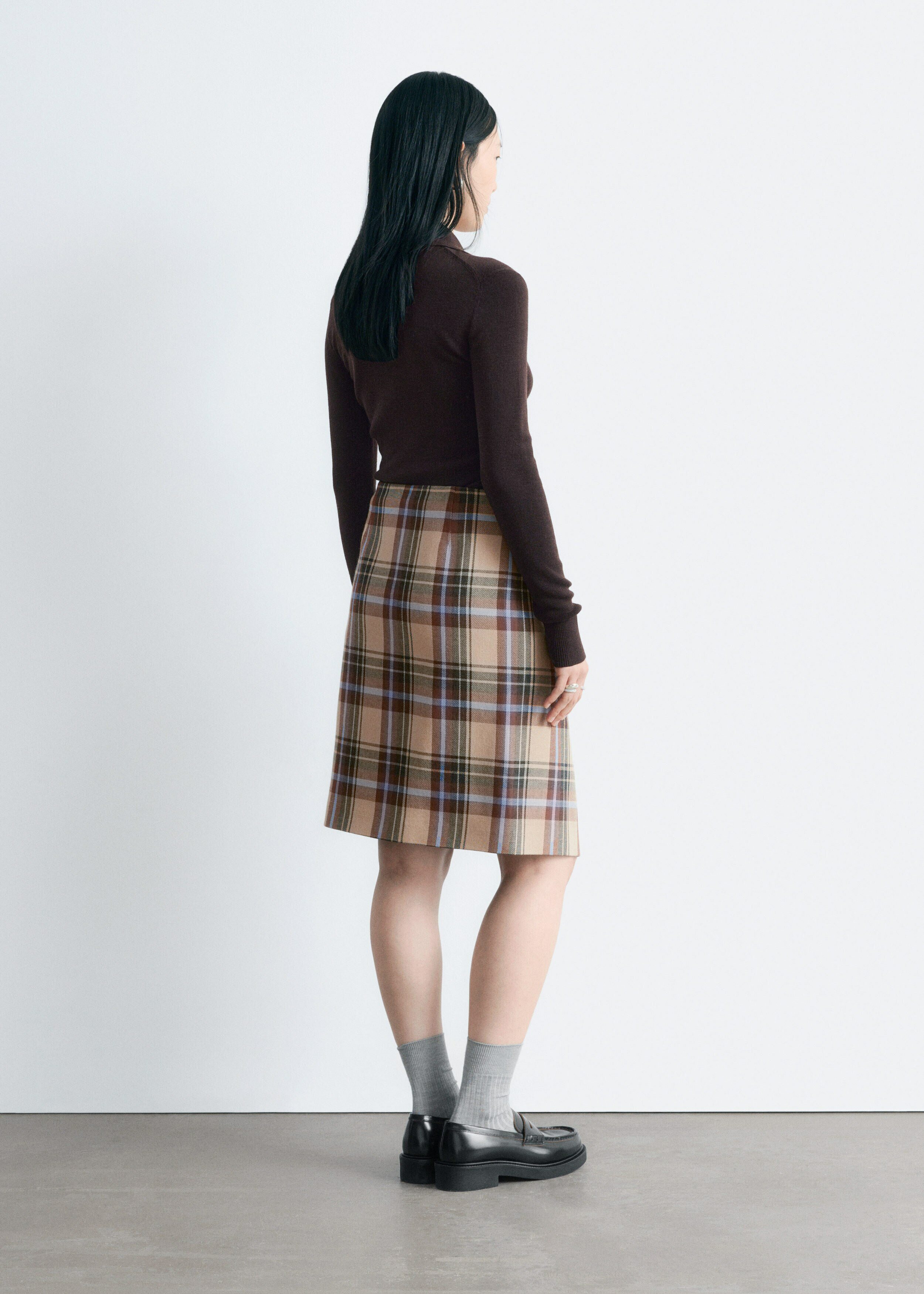 앤아더스토리즈 니 렝스 타탄 랩 스커트의 베이지-타탄컬러 ECOMLook입니다.