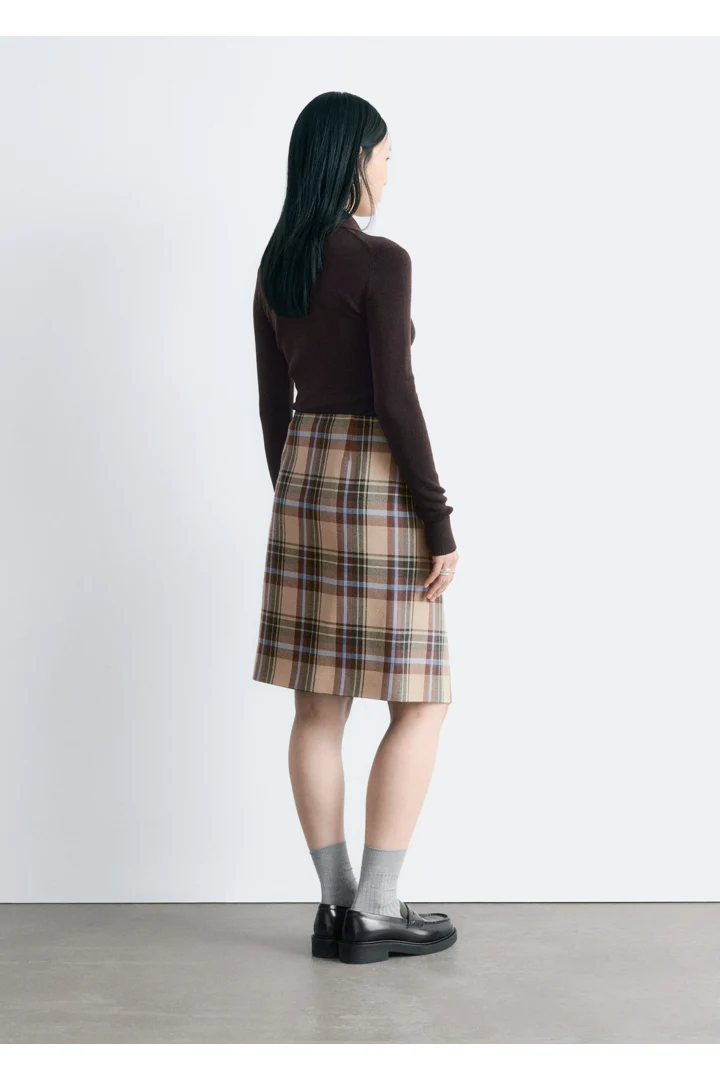 앤아더스토리즈 니 렝스 타탄 랩 스커트의 베이지-타탄컬러 ECOMLook입니다.