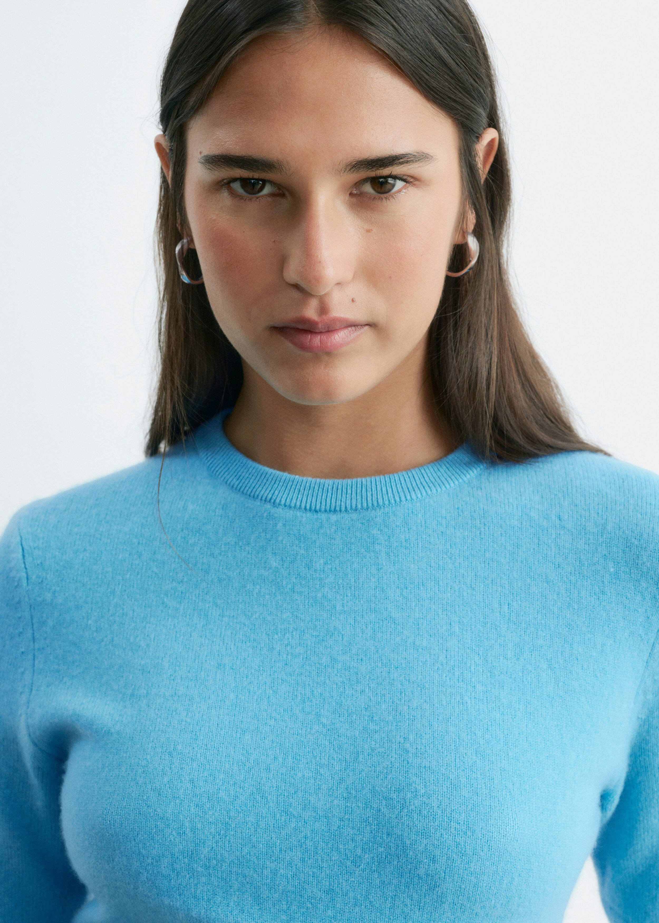 앤아더스토리즈 쇼트 슬리브 캐시미어 탑의 블루컬러 ECOMLook입니다.