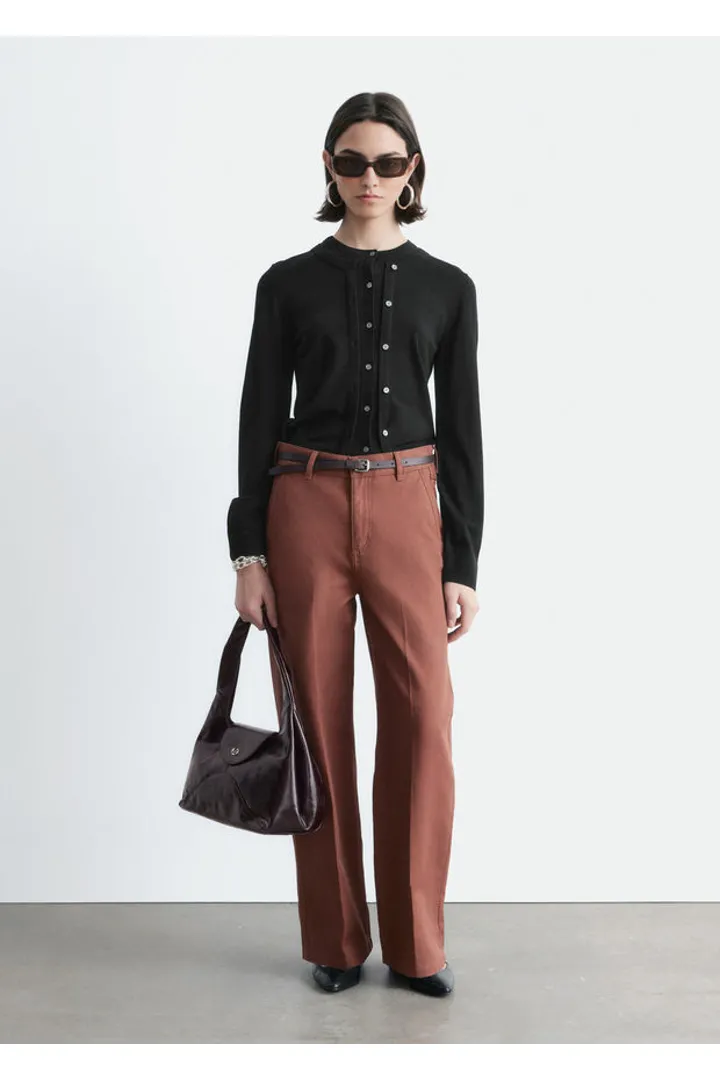 앤아더스토리즈 와이드 레그 코튼 트라우저의 러스트 브라운컬러 ECOMLook입니다.