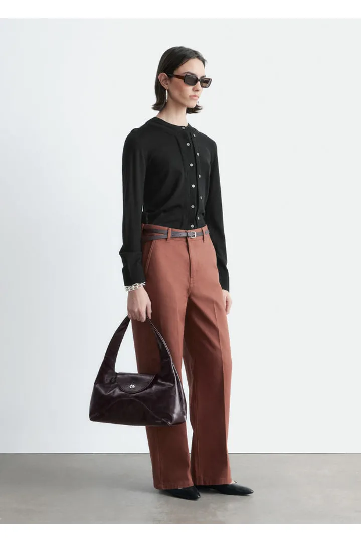 앤아더스토리즈 와이드 레그 코튼 트라우저의 러스트 브라운컬러 ECOMLook입니다.