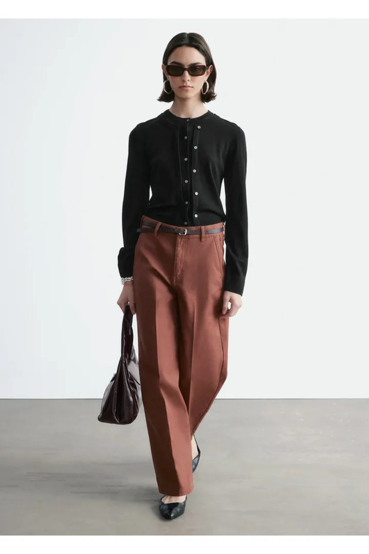 앤아더스토리즈 와이드 레그 코튼 트라우저의 러스트 브라운컬러 ECOMLook입니다.