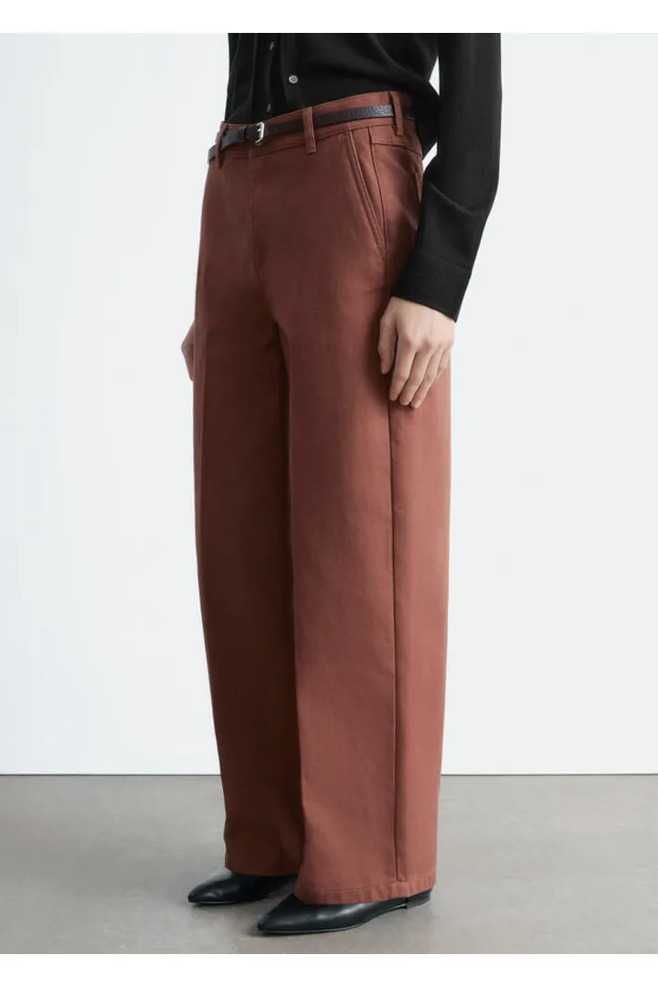 앤아더스토리즈 와이드 레그 코튼 트라우저의 러스트 브라운컬러 ECOMLook입니다.
