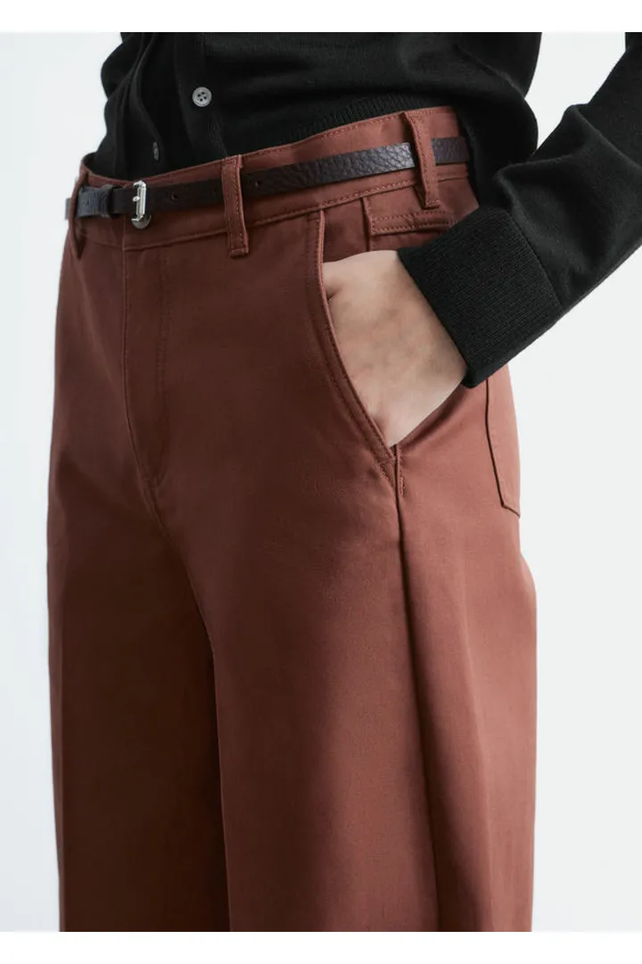 앤아더스토리즈 와이드 레그 코튼 트라우저의 러스트 브라운컬러 ECOMLook입니다.