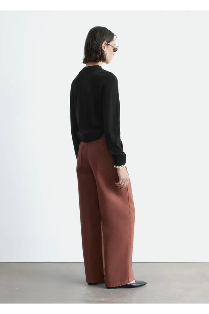 앤아더스토리즈 와이드 레그 코튼 트라우저의 러스트 브라운컬러 ECOMLook입니다.