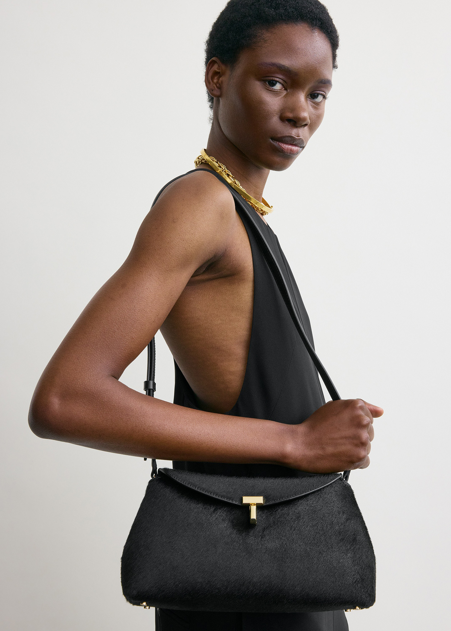 TOTEME 티-락 포니 헤어 클러치 블랙의 블랙컬러 2번쨰 이미지입니다.